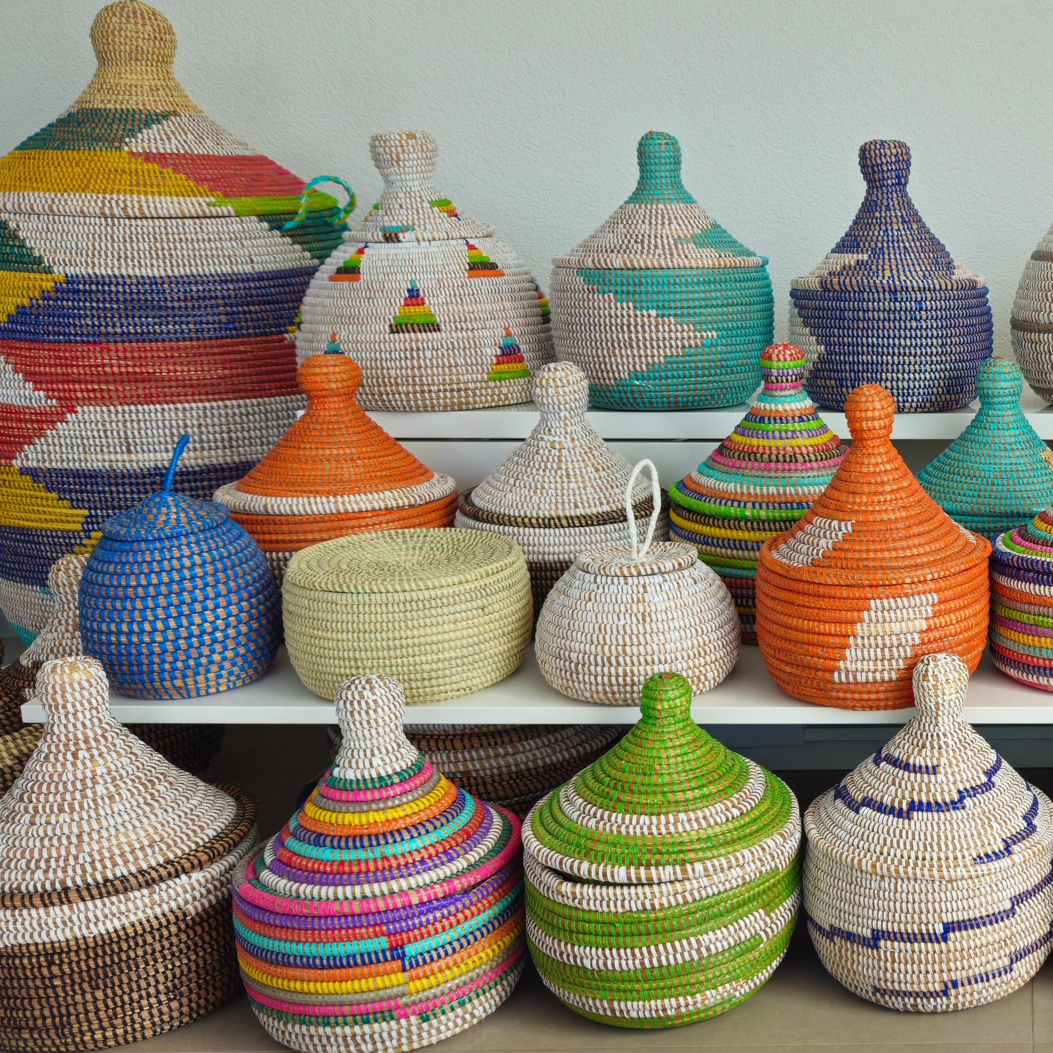 paniers tressés africains colorés