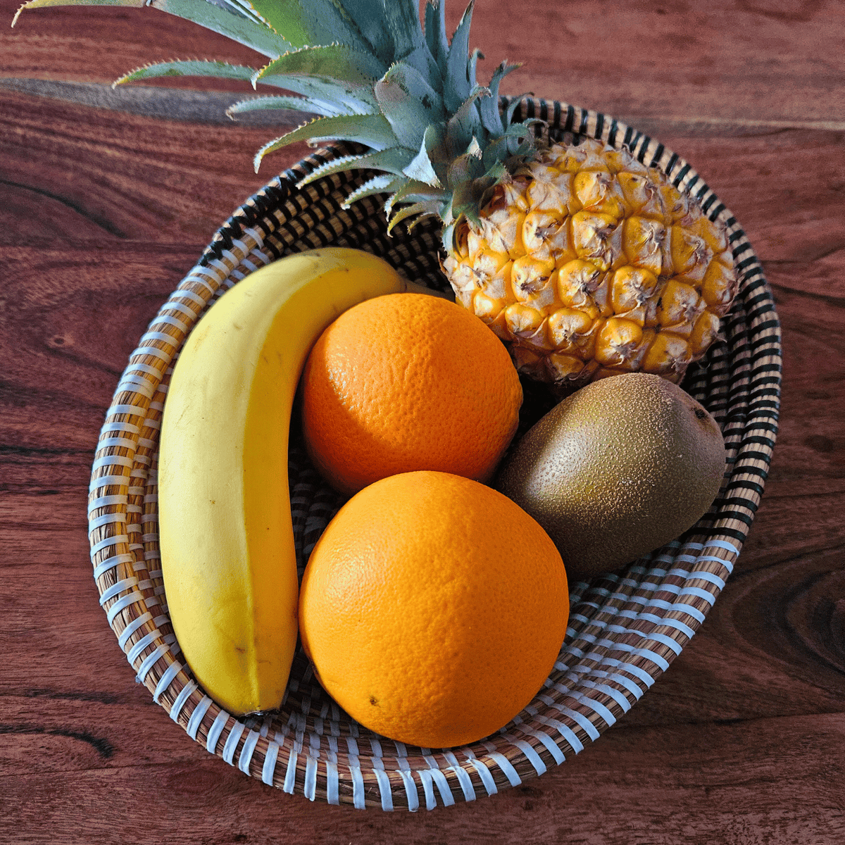 Image d'un panier à fruits oval tressé noir et blanc pour cuisine élégante