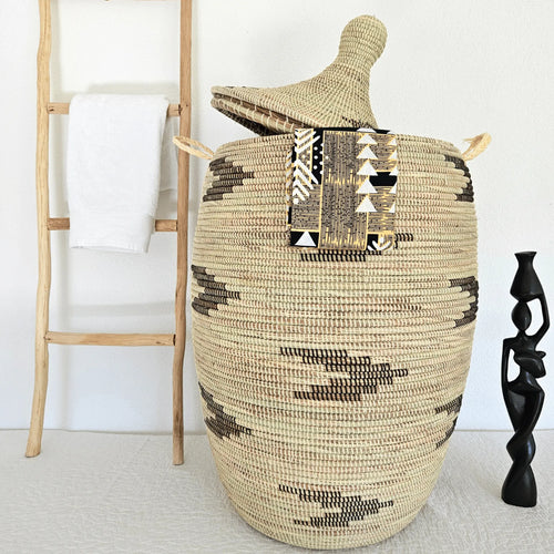 Image d'un grand panier à linge tressé avec couvercle beige avec motifs noirs