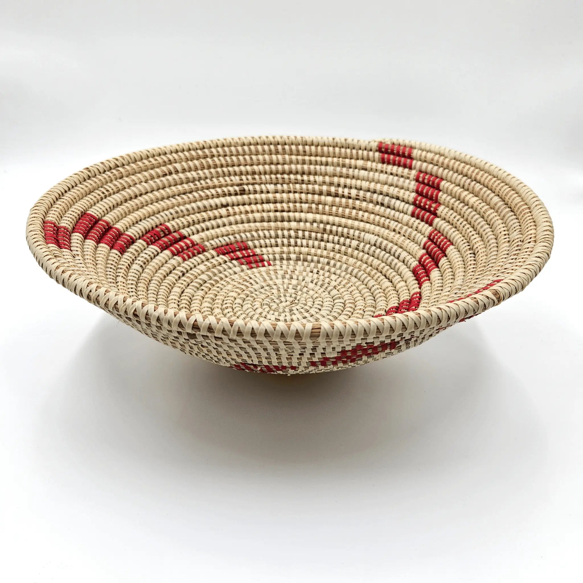 Image d'un panier à fruits en fibres naturelles beige et rouge cuisine salle à manger