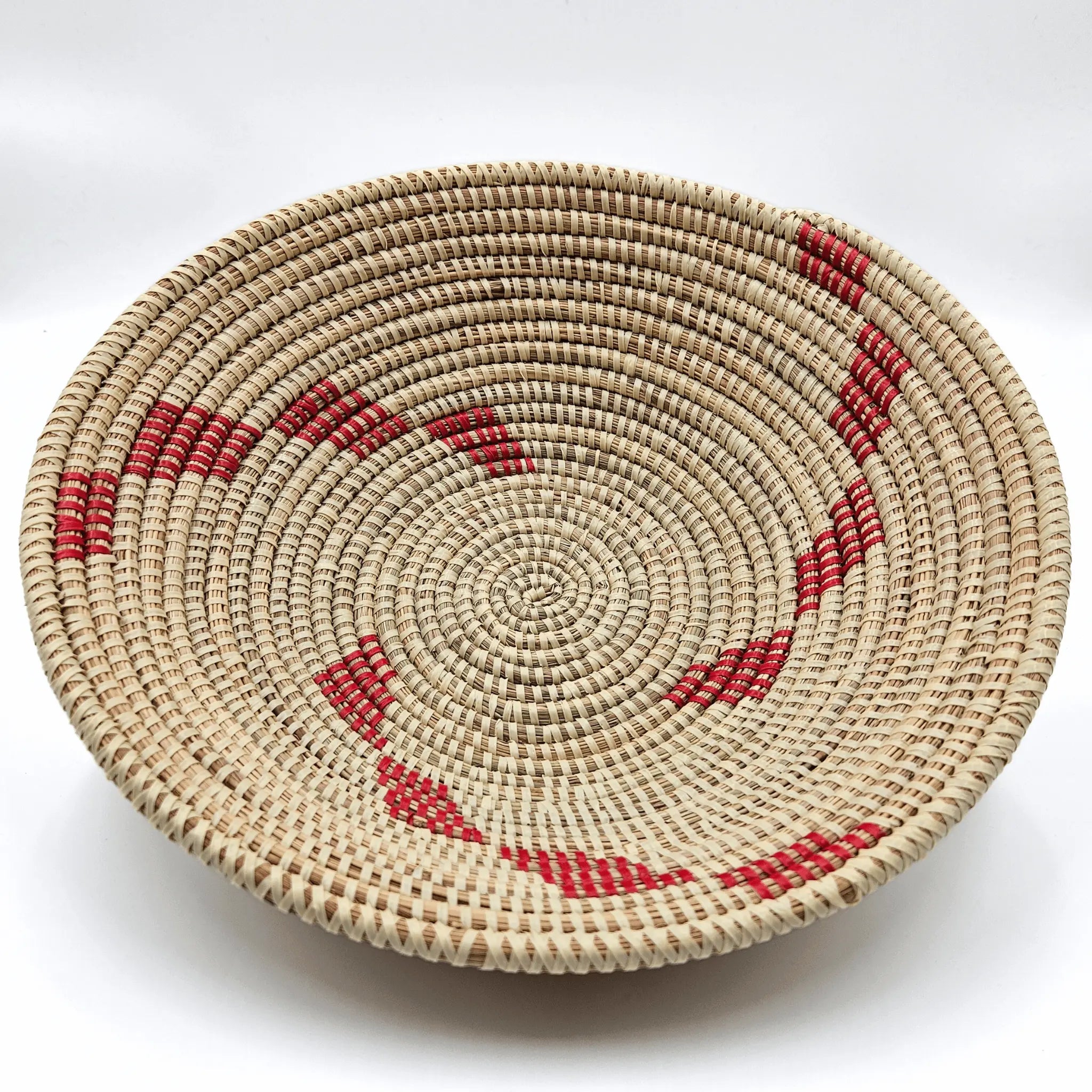 Image d'un panier rond tressé beige et rouge pour fruits et pain