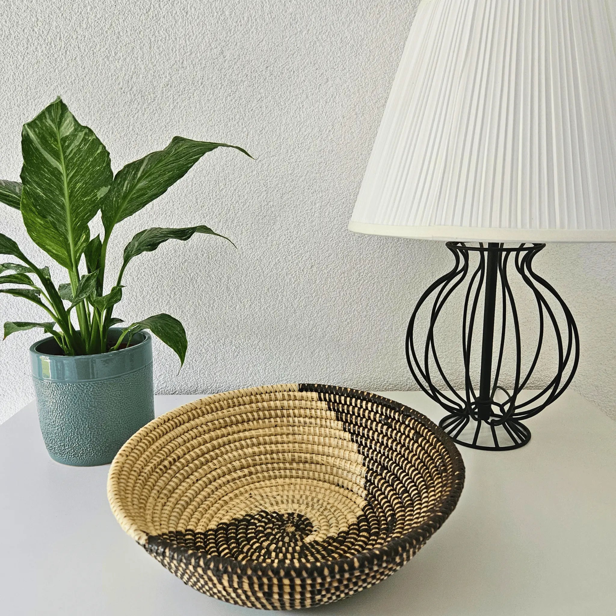 vide-poche-panier-beige-noir-rond-tressé-cuisine-salle-à-manger