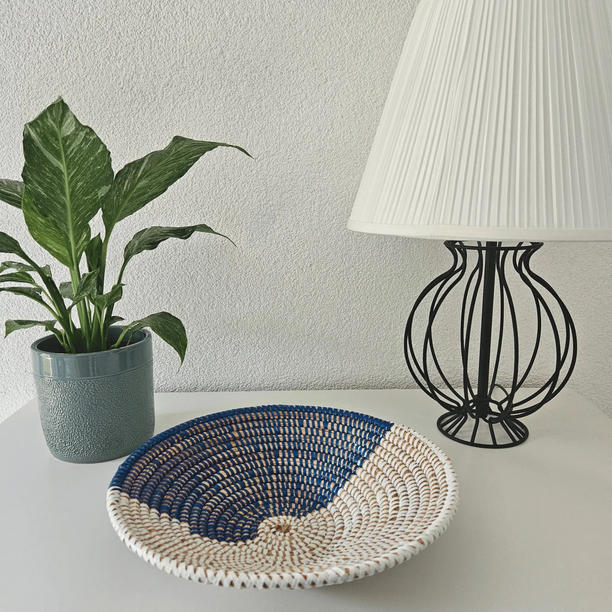 Image d'un panier vide-poche rond blanc et bleu tressé pour décoration élégante