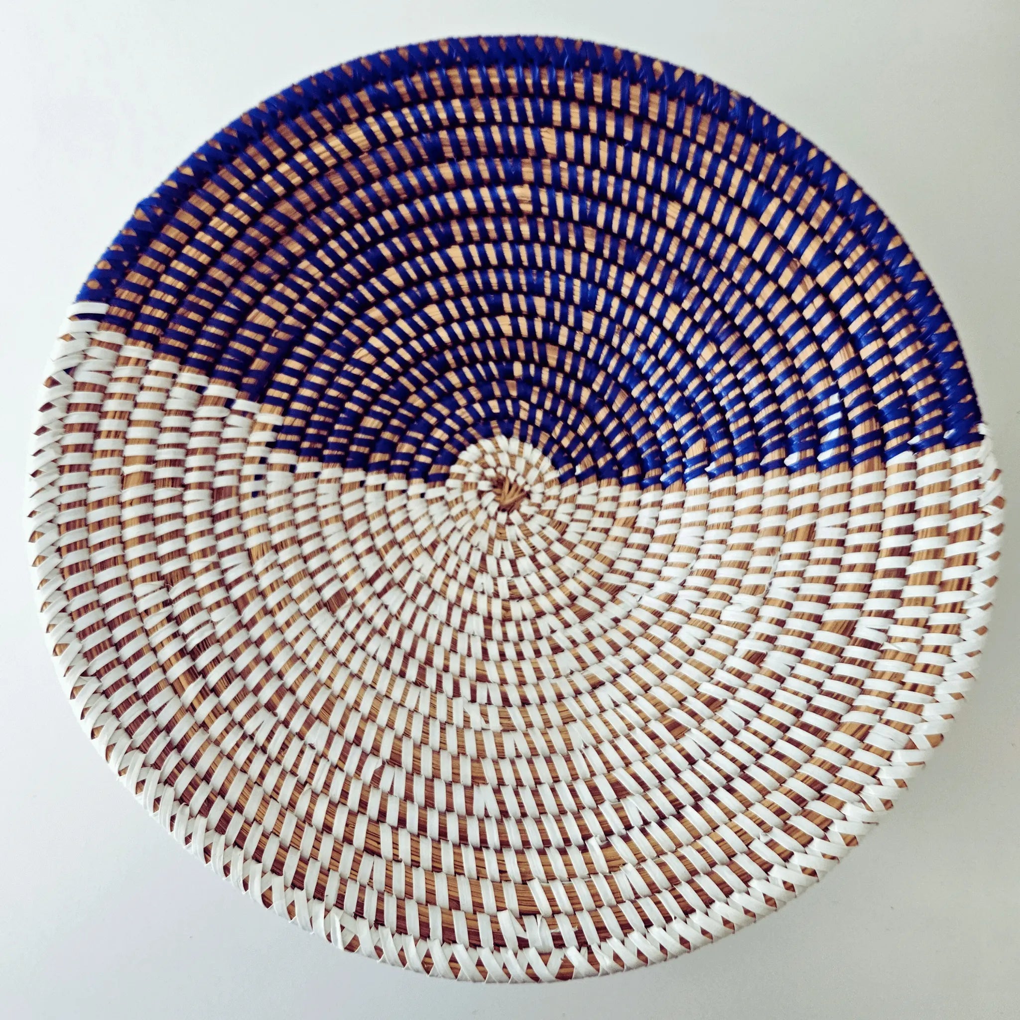 Image d'un panier à fruits rond tressé blanc et bleu pour cuisine élégante