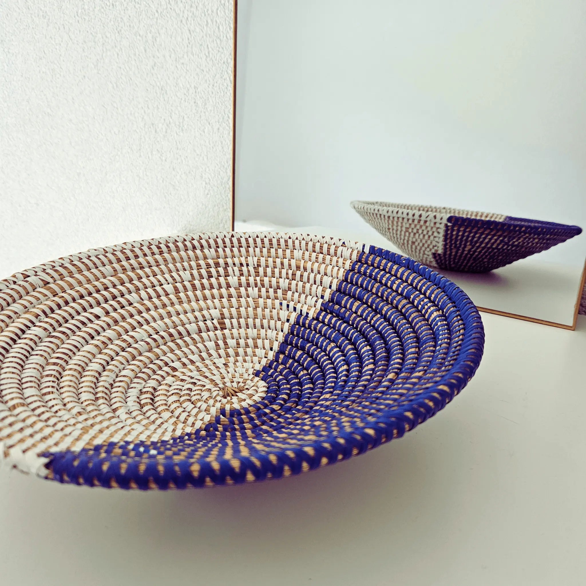 Image d'un panier vide-poche rond tressé blanc et bleu