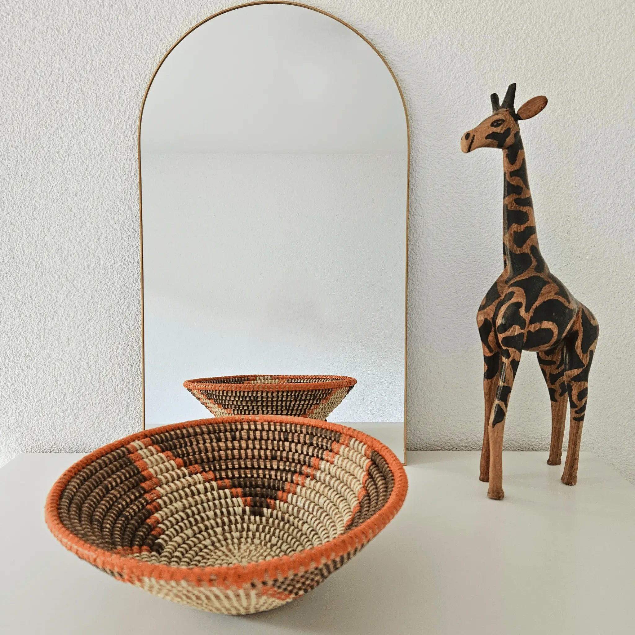 image d'un panier à fruit tressé beige, brun, orange