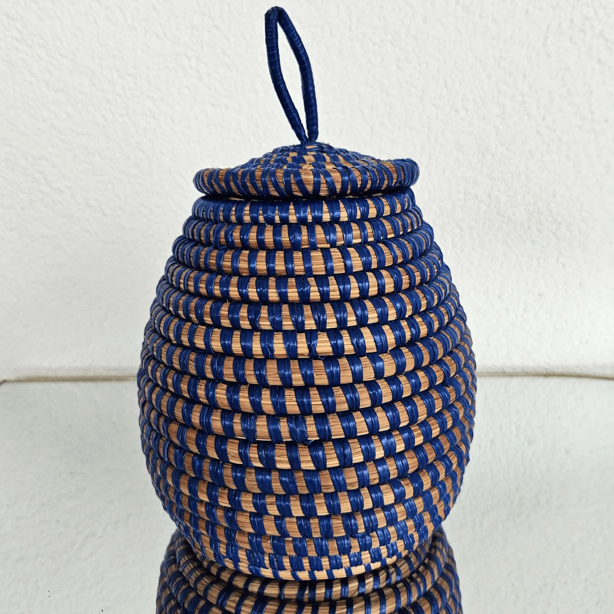 Image d'un panier bleu tressé avec couvercle rond