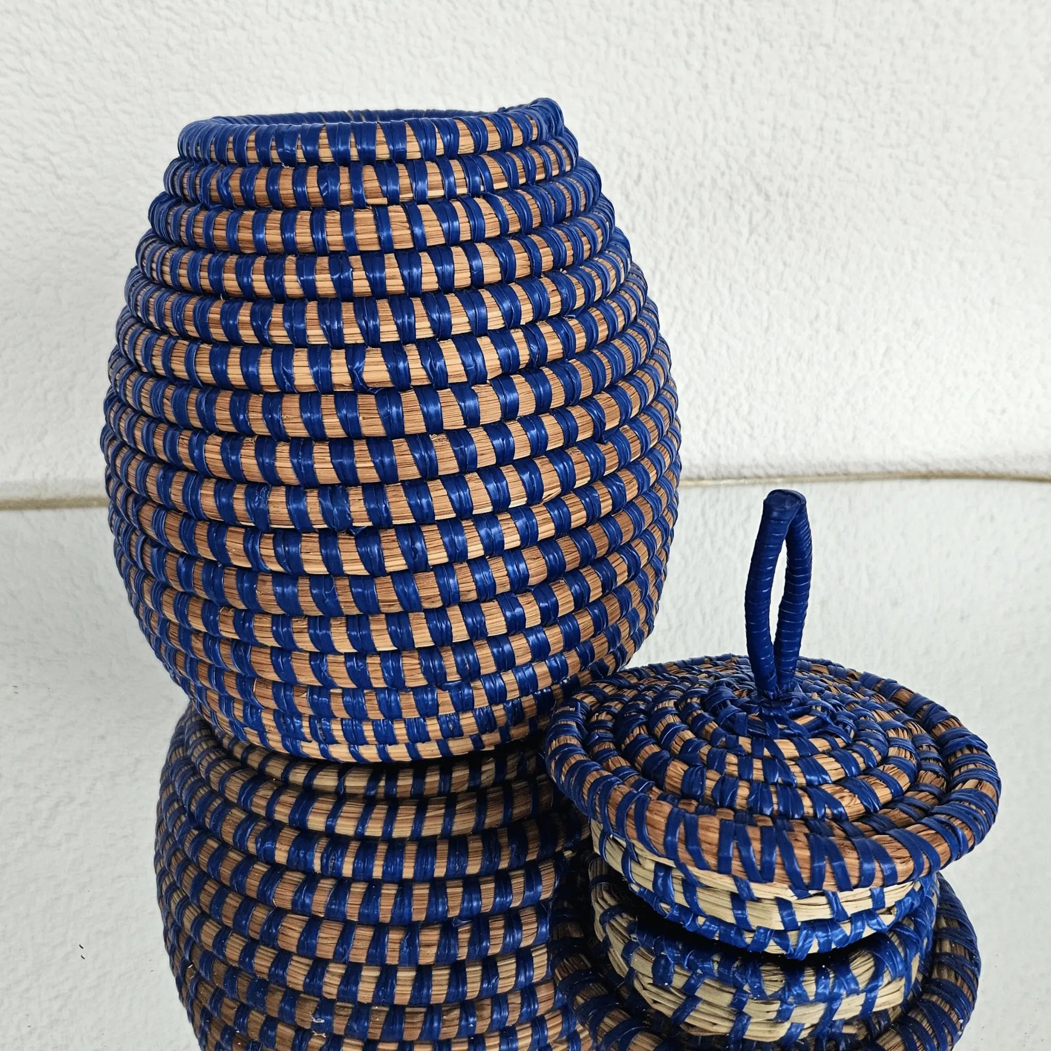 Image d'un panier rond bleu avec couvercle