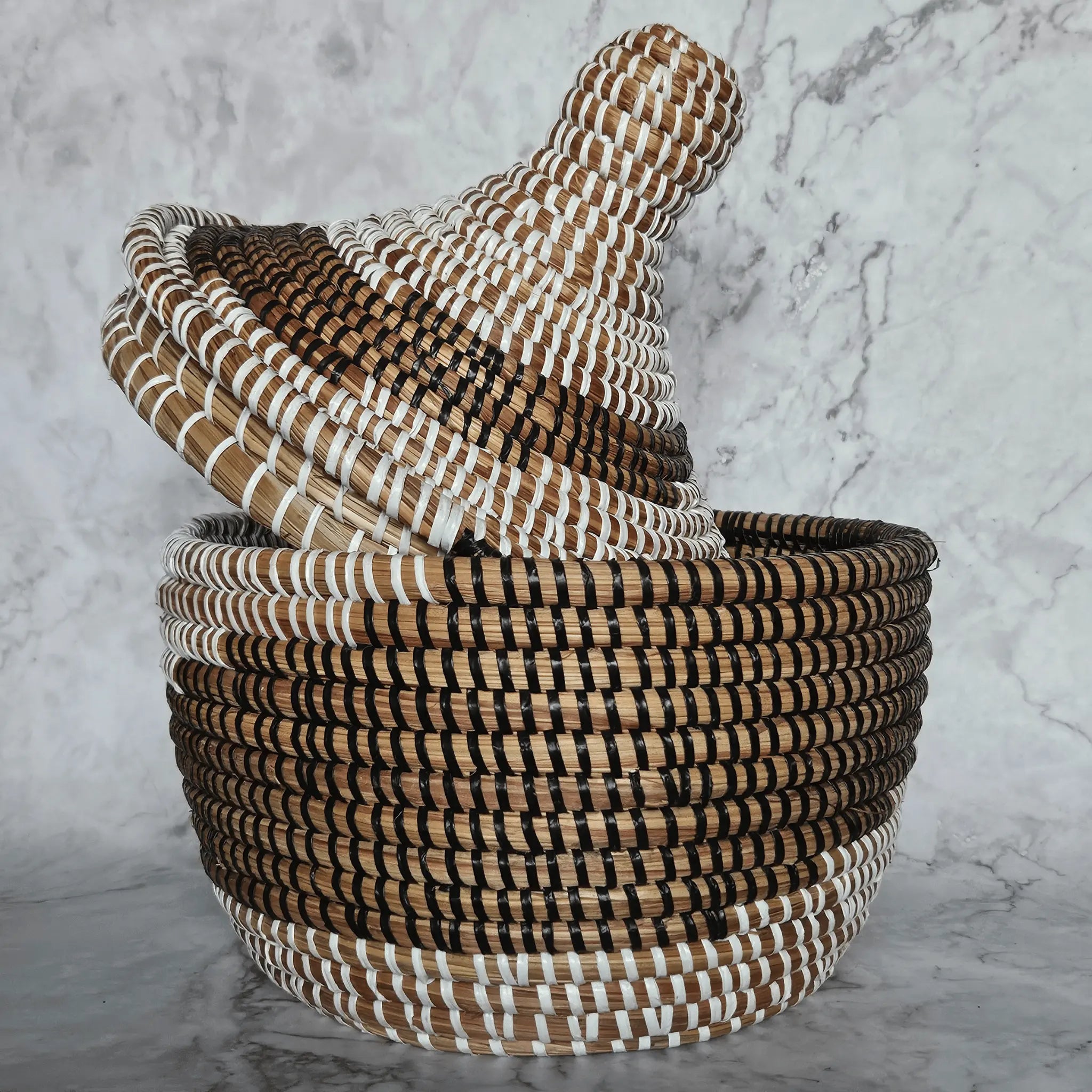 Image d'un panier tressé décoration rangement noir blanc