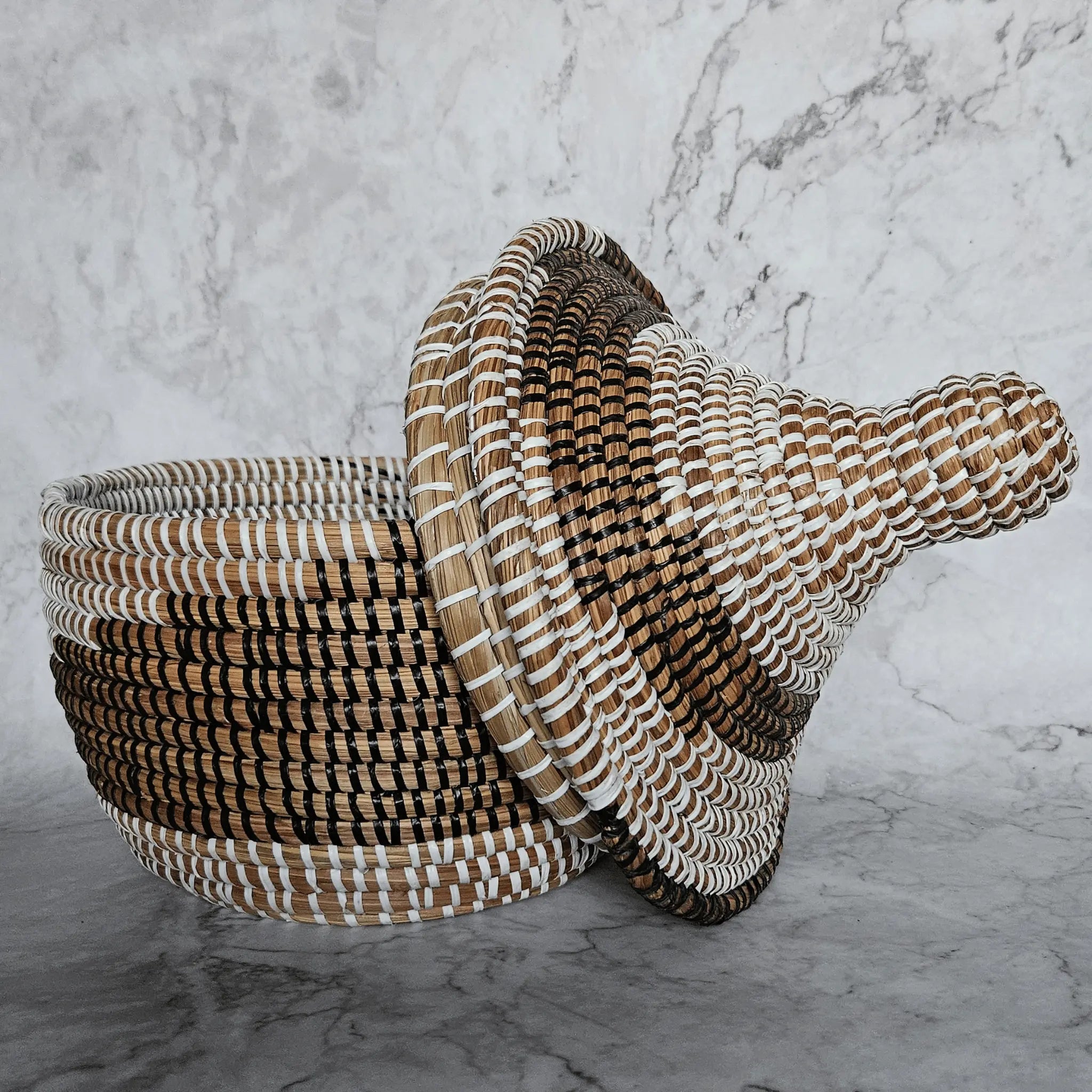 Image d'un panier avec couvercle tressé noir blanc rangement