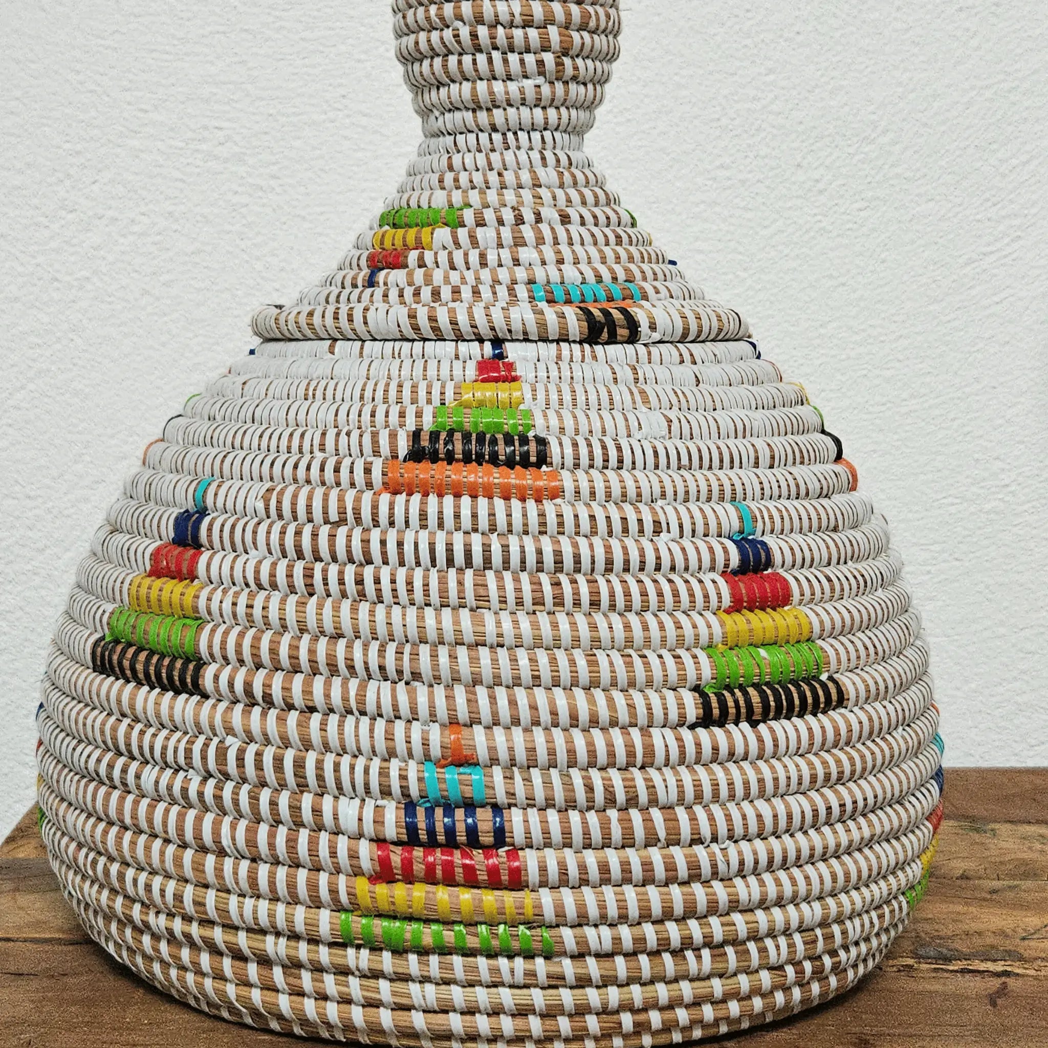 Image d'un panier rond avec couvercle blanc et motifs de couleurs