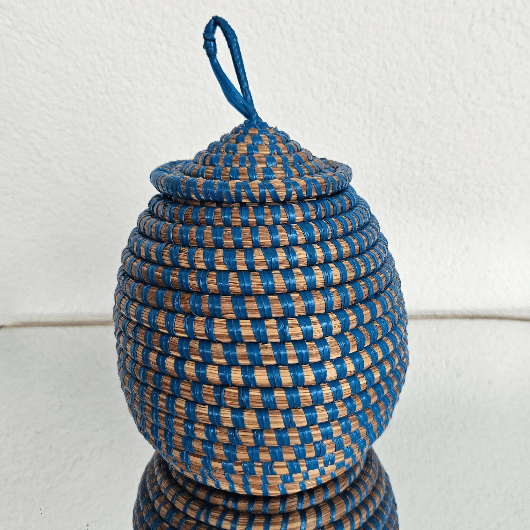 Image d'un panier rond tressé bleu avec couvercle