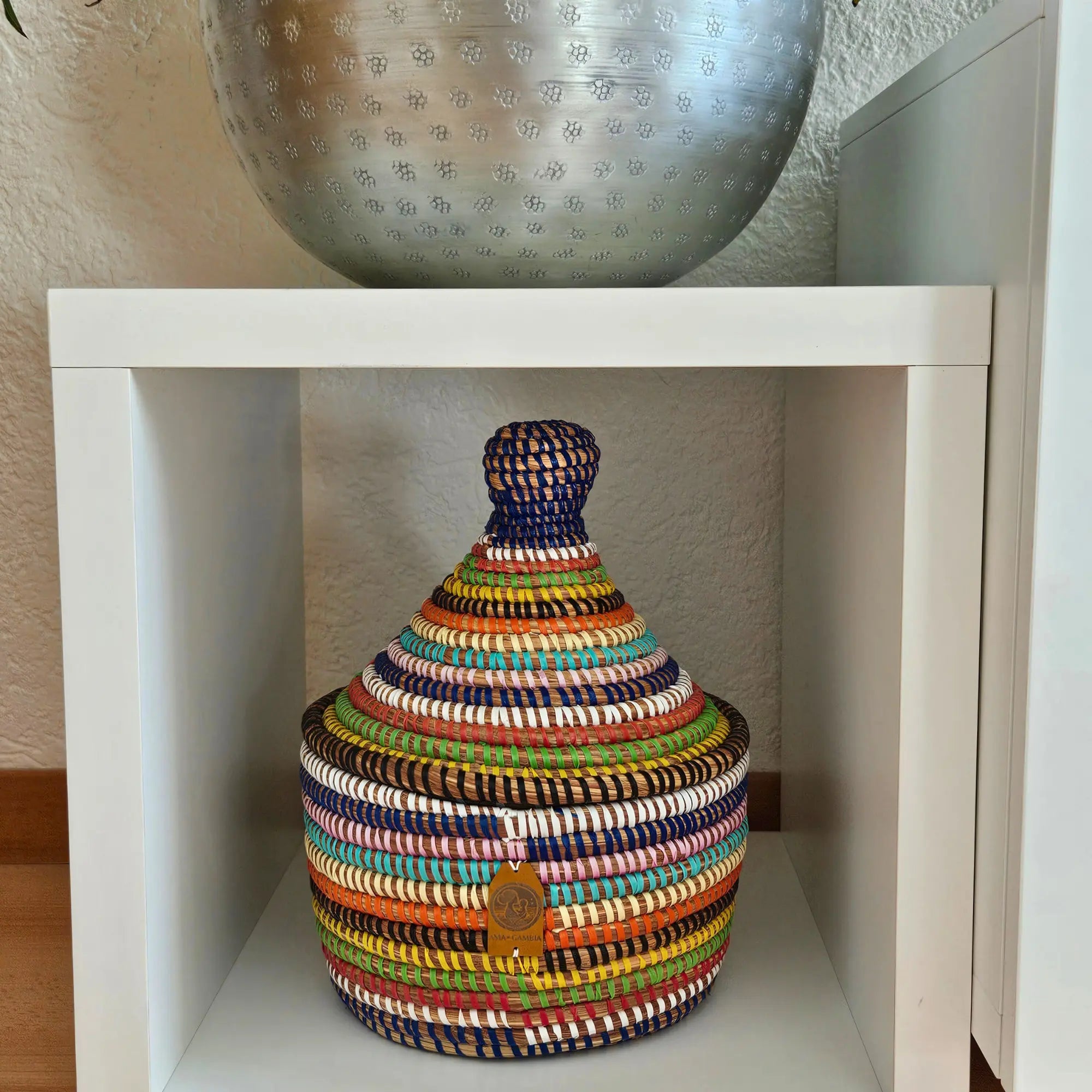 Image d'un panier multicolore avec couvercle pour rangement ou décoration