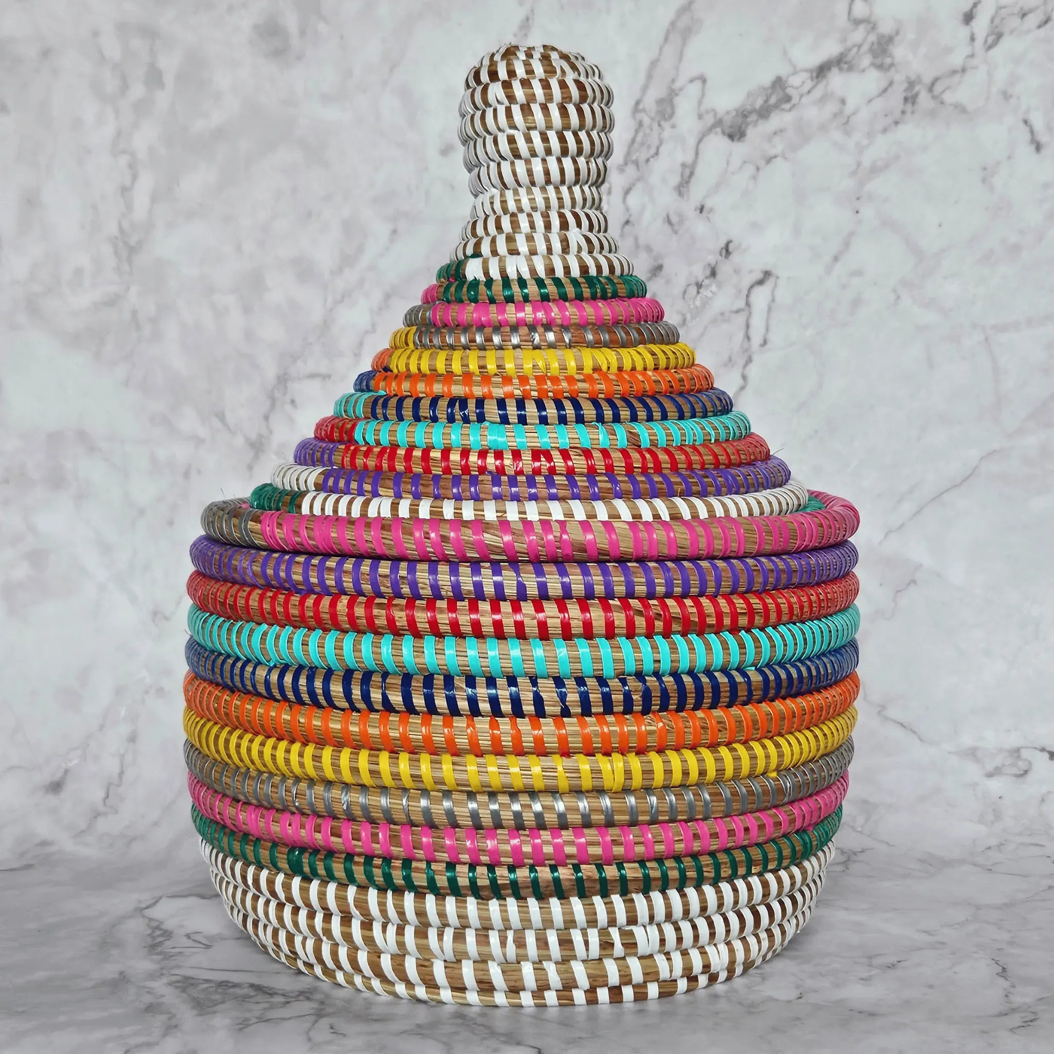 Image d'un panier de rangement et décoration tressé en fibres naturelles avec couvercle
