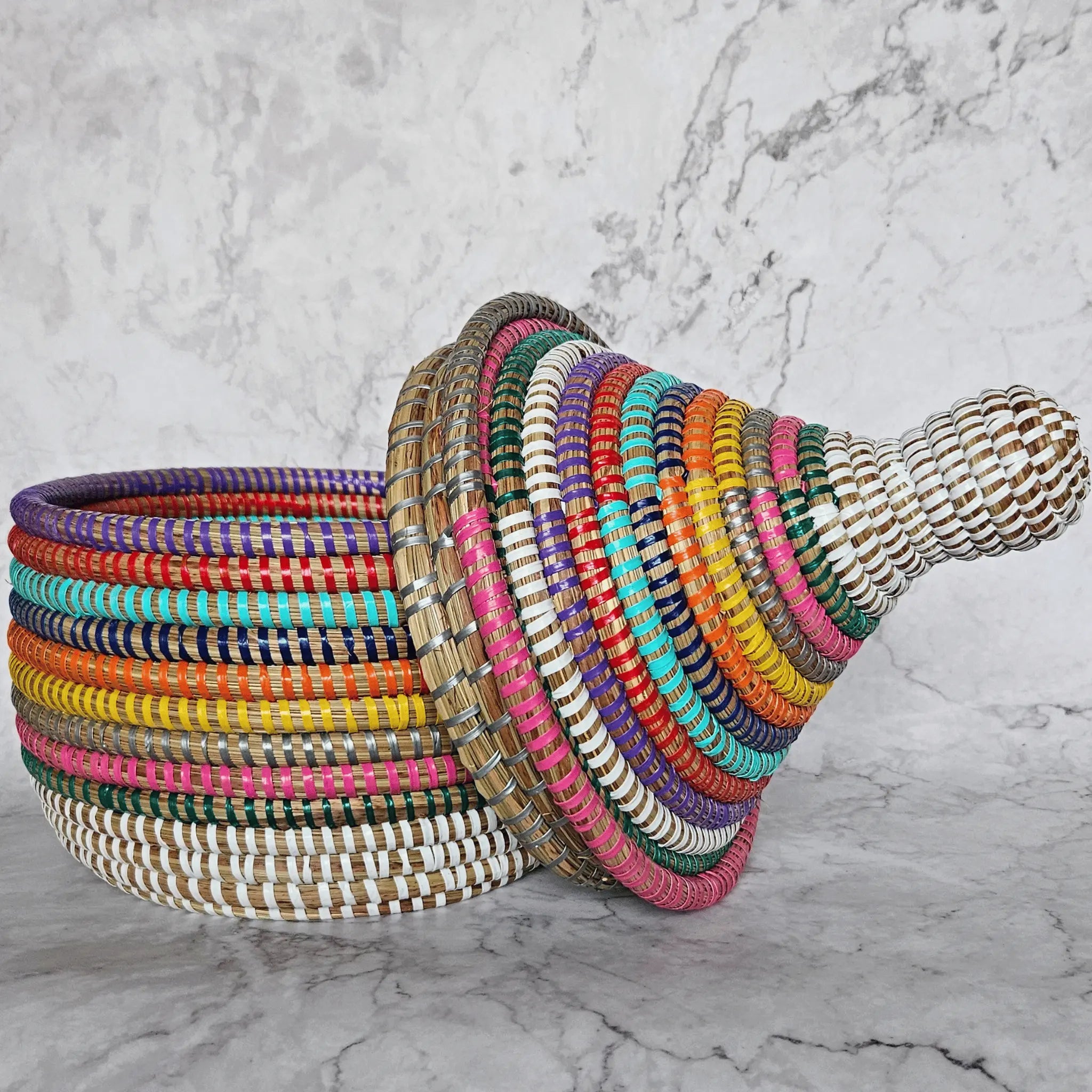 Image d'un panier avec couvercle rangement décoration rond multicolore tressé et fait main