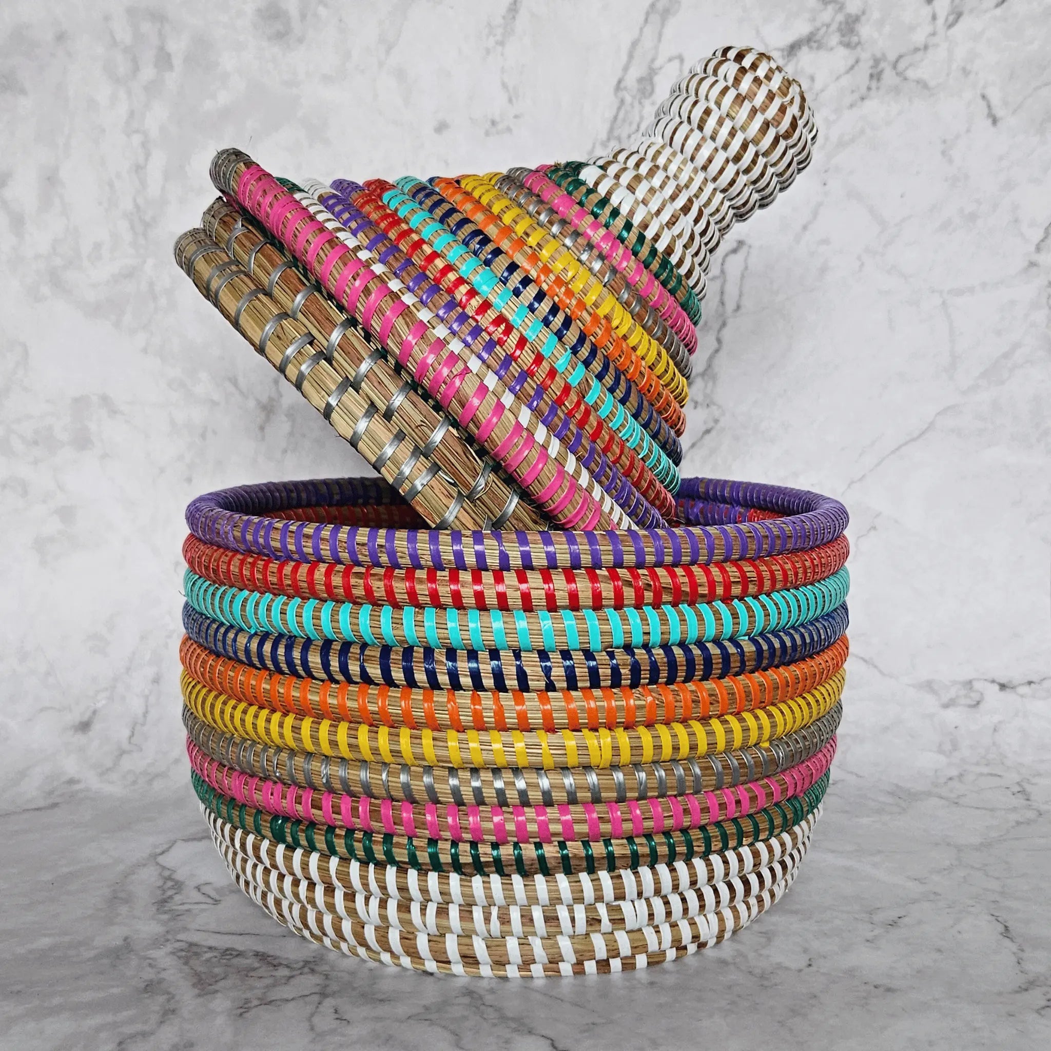 Image d'un panier tressé multicolore décoration et rangement avec couvercle rond