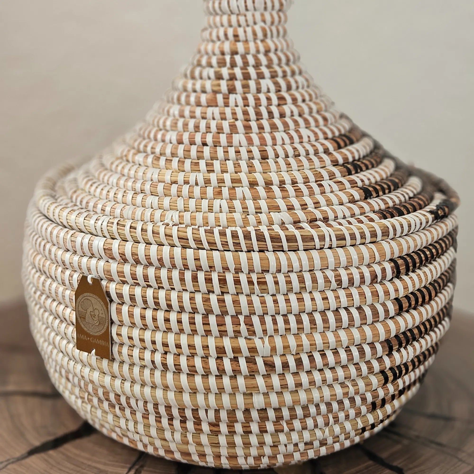 Image d'un panier tressé rond noir et blanc avec couvercle