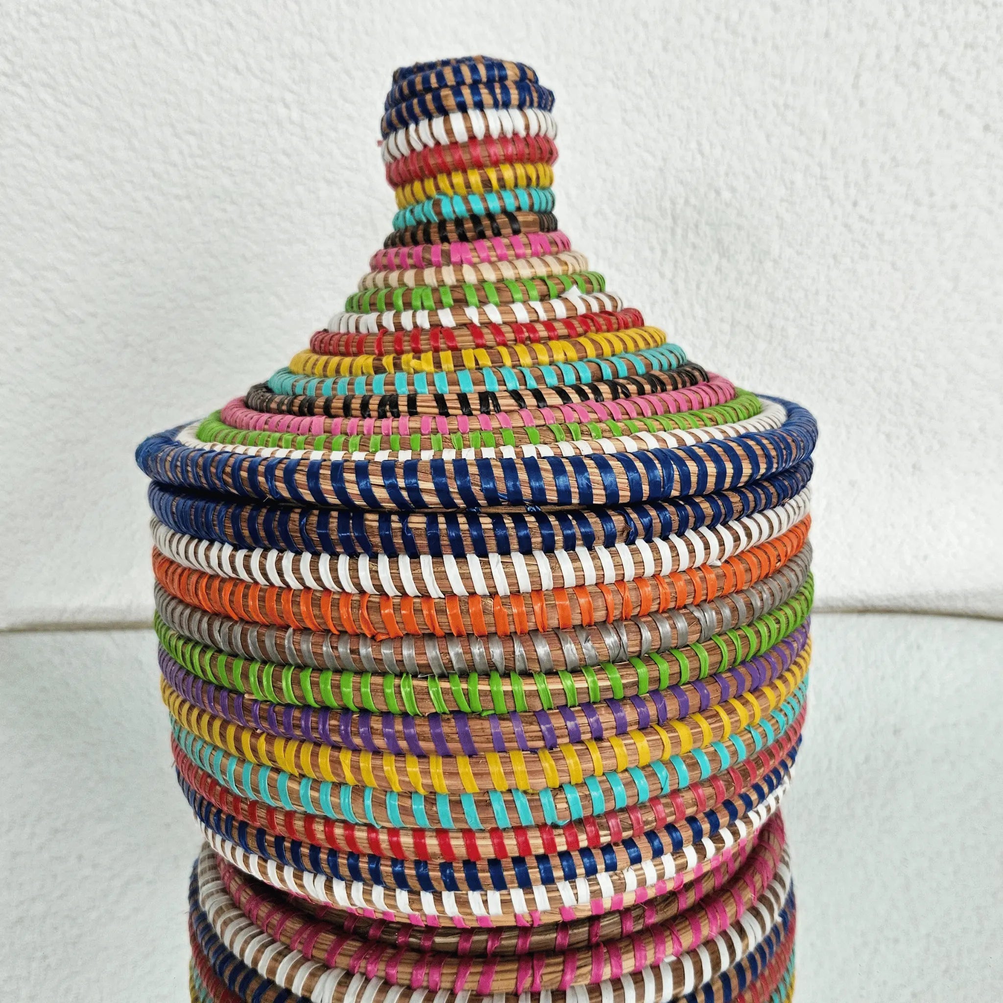 Image d'un panier de décoration rond  tressé multicolore avec un couvercle