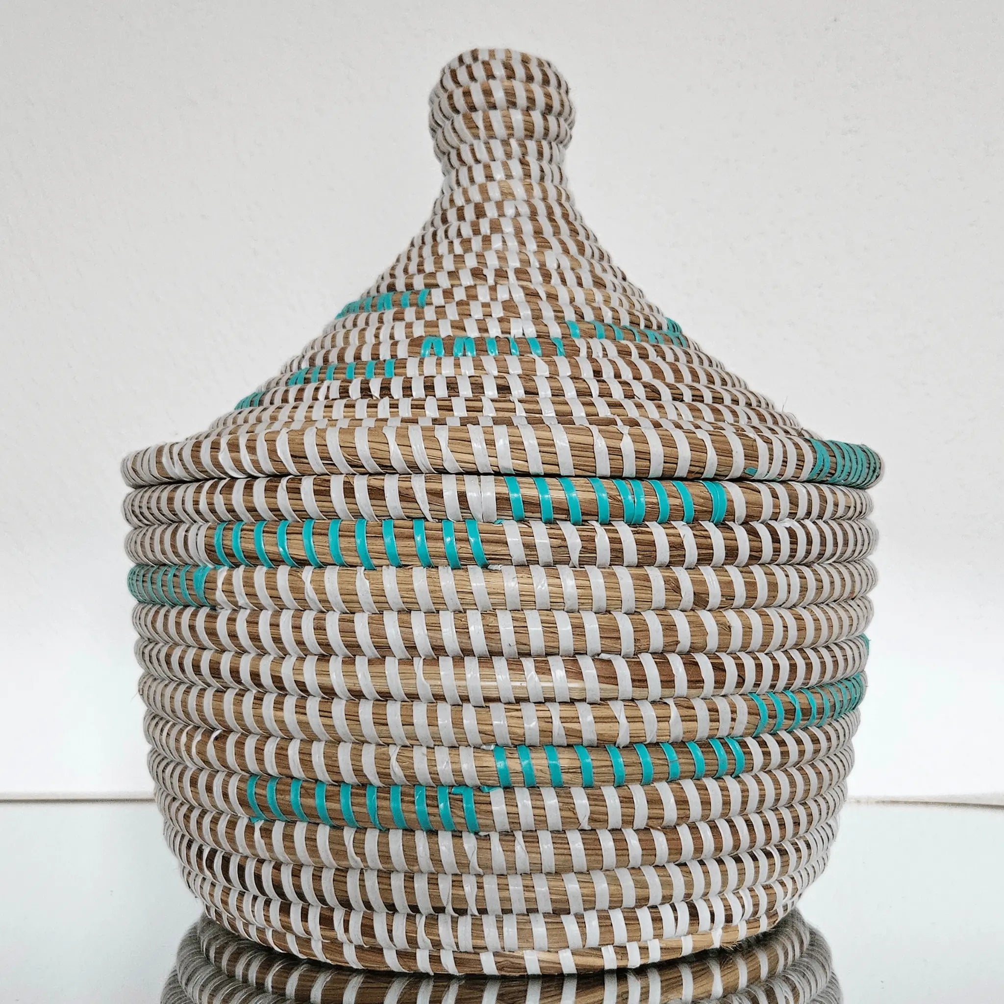 Image d'un panier de rangement rond tressé avec couvercle blanc et turquoise
