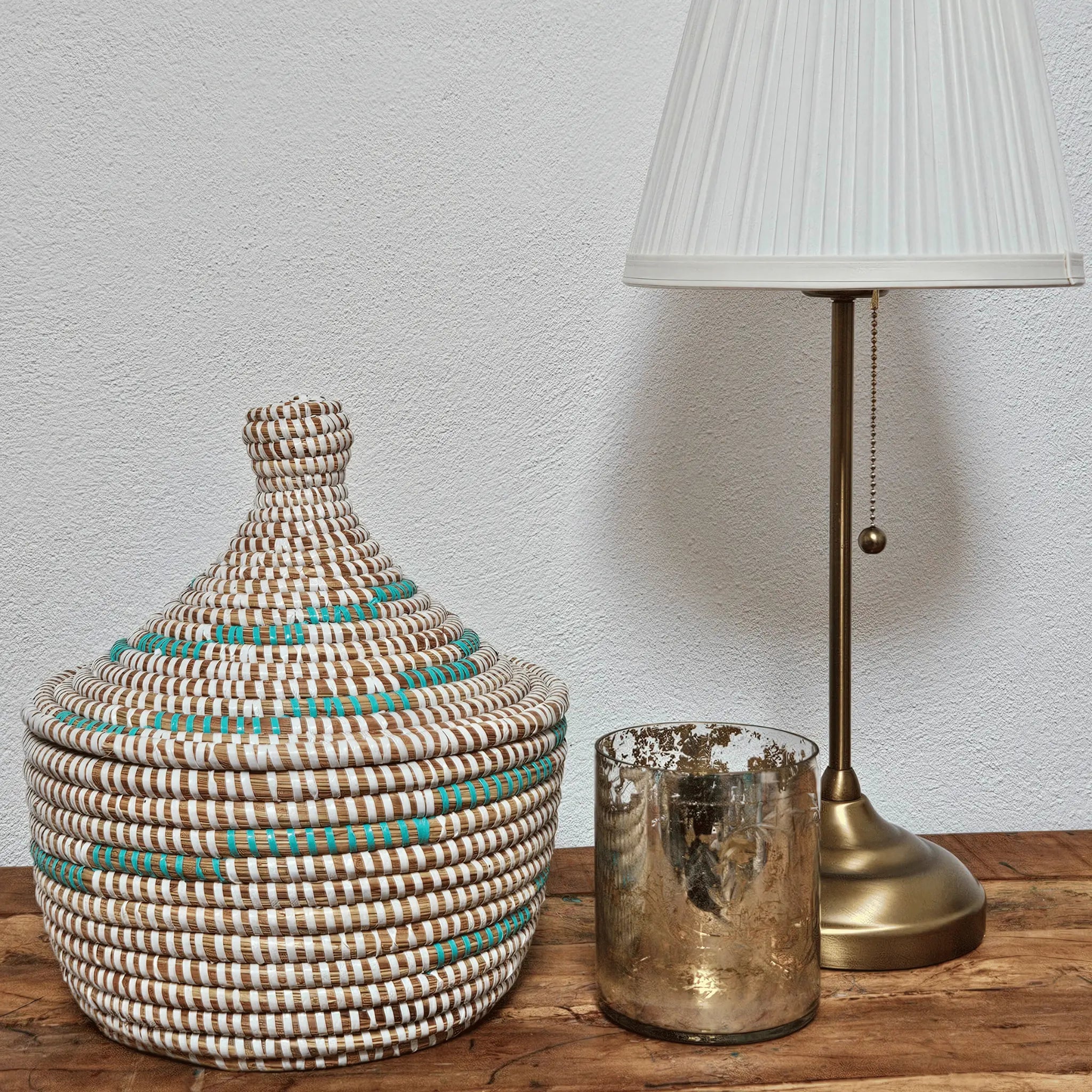 Image d'un panier de décoration pour salon ou salle à manger blanc bleu turquoise