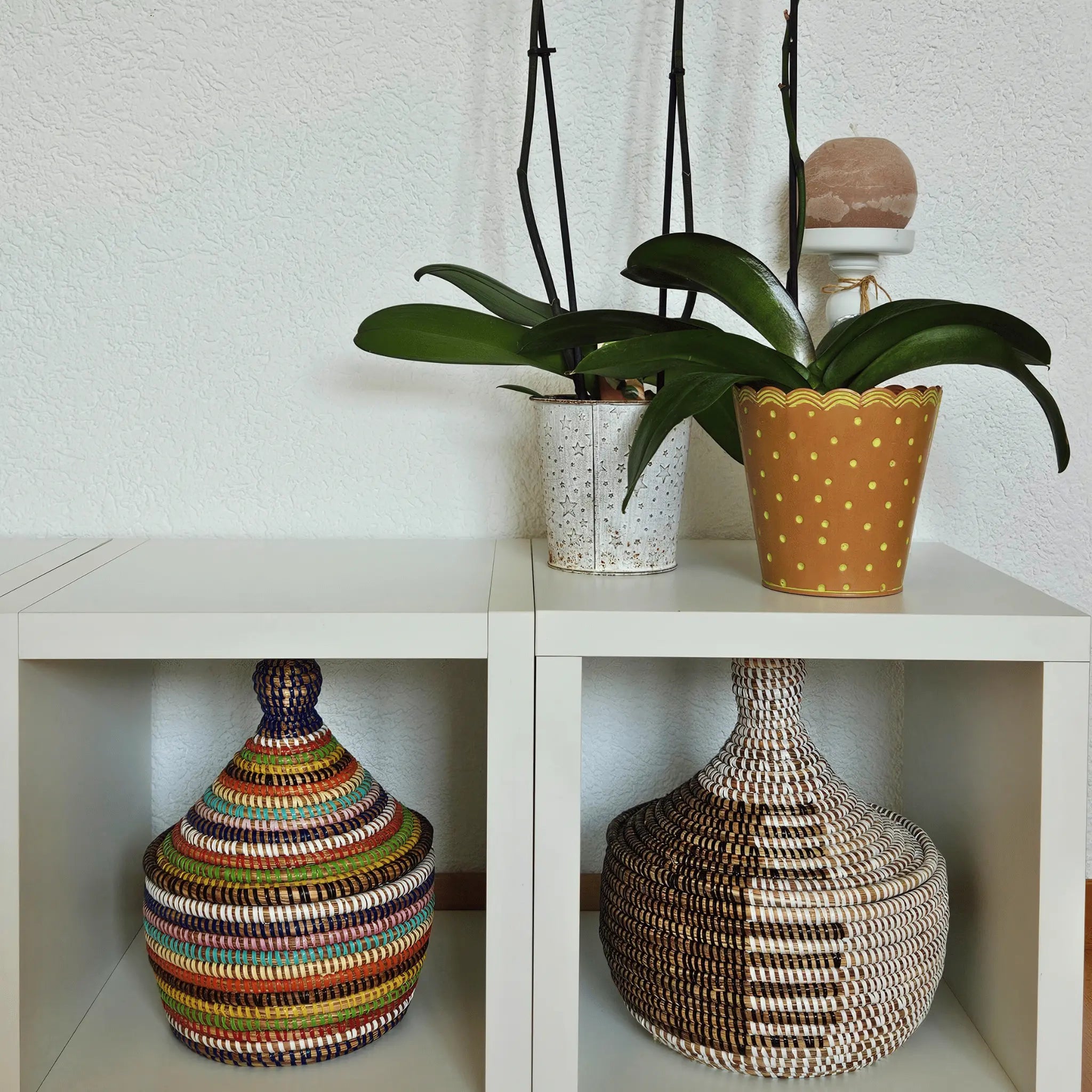 Image d'un panier rangement ou décoration avec couvercle tressé noir et blanc