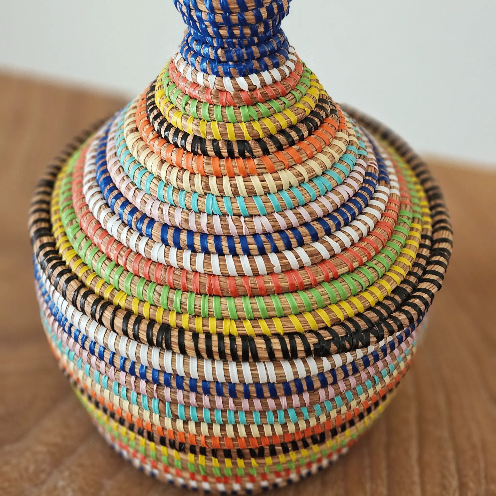 Image d'un panier de rangement multicolore tressé fibres naturelles coloré