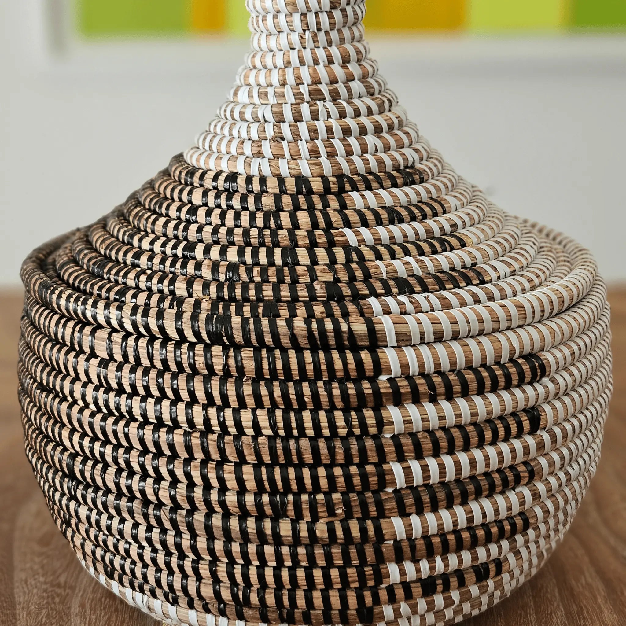 Image d'un panier rond tressé pour décoration ou rangement noir et blanc