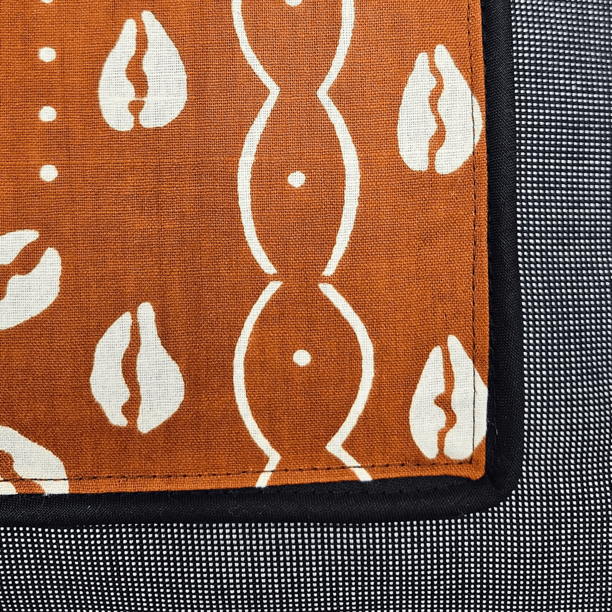 Image des détails des tissus d'un coussin avec wax brun