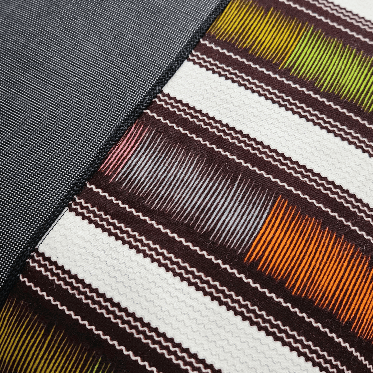 Image des détails d'un coussin en wax africain multicolore