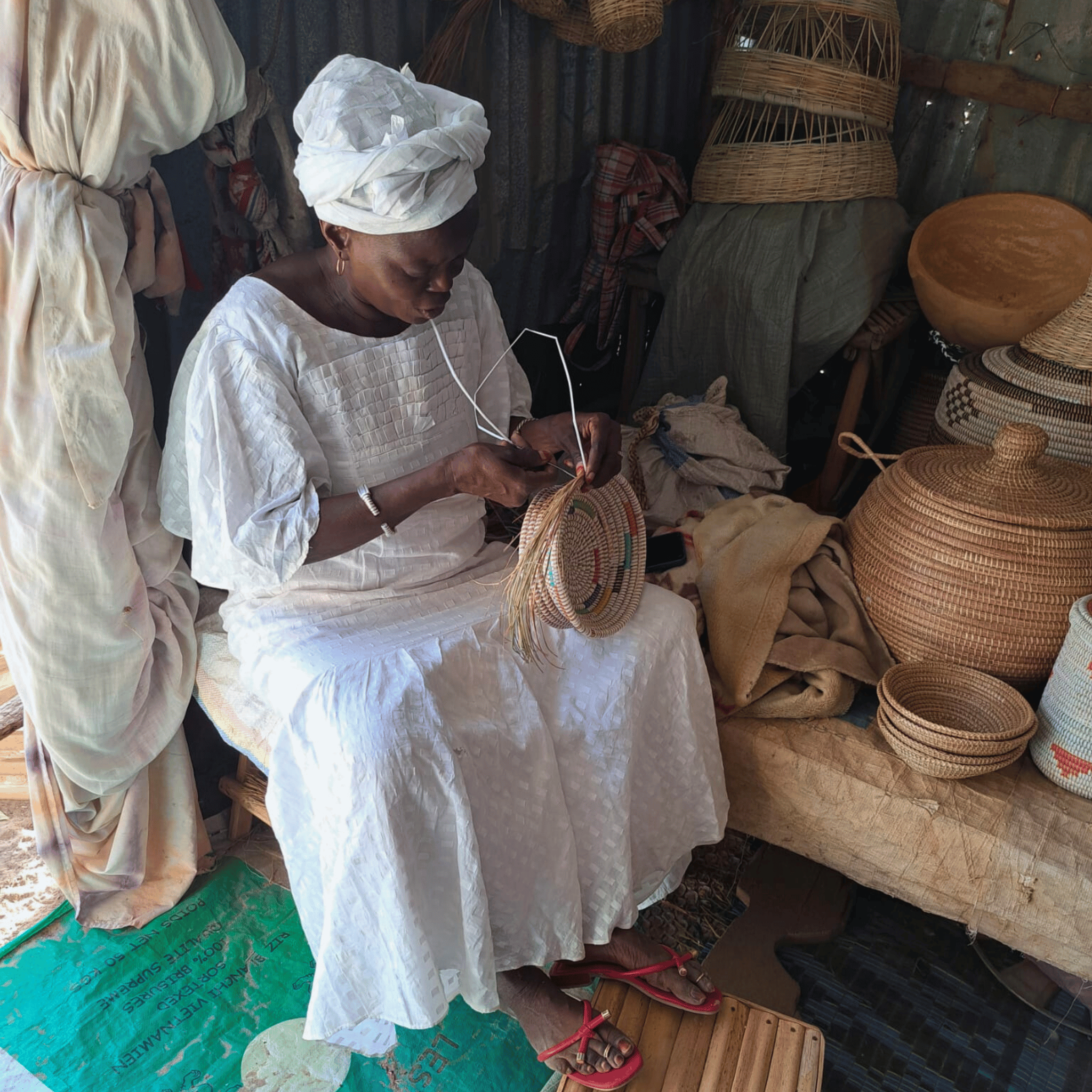 Image d'une artisane africaine qui tisse un panier à la main
