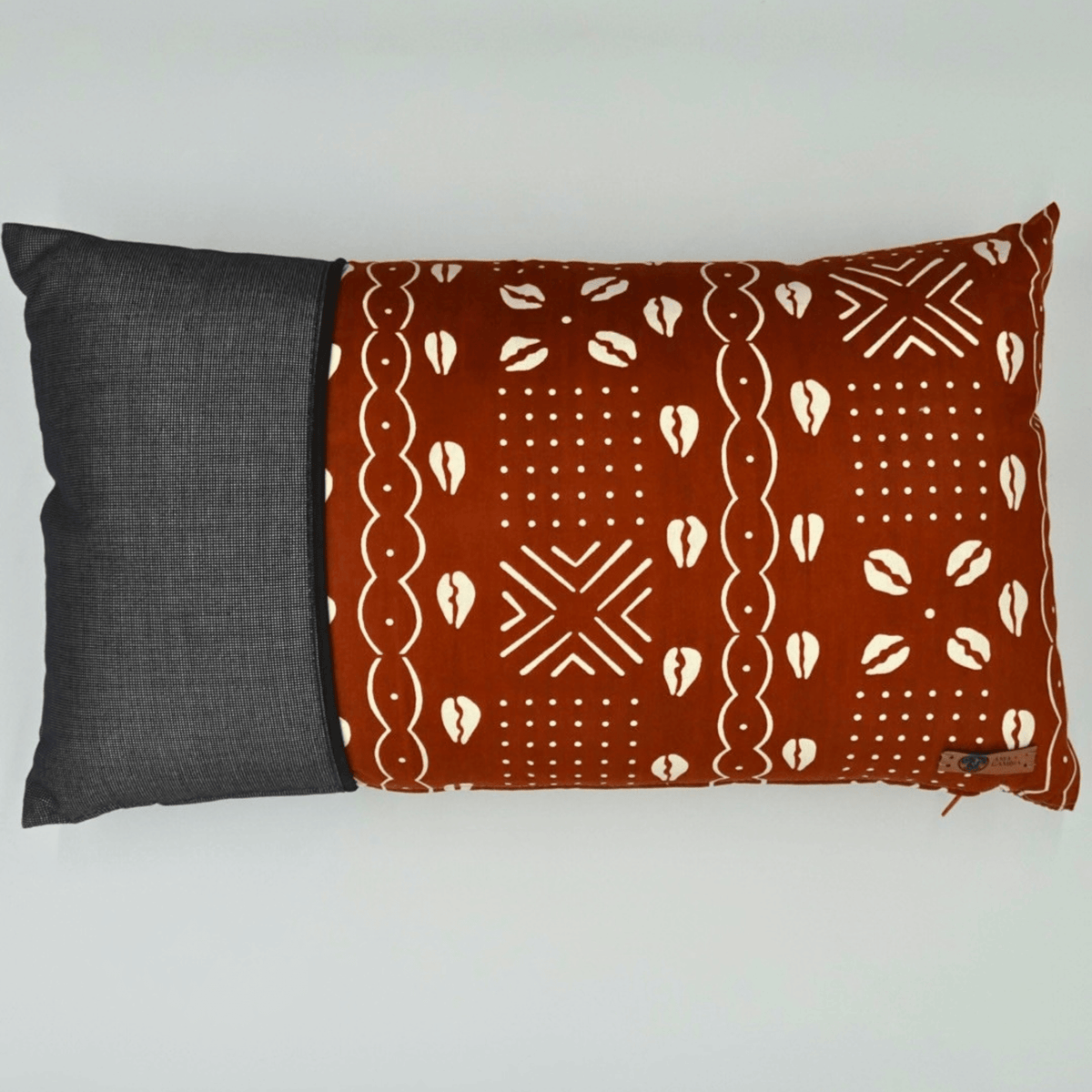 Image d'un coussin avec tissu wax brun et blanc