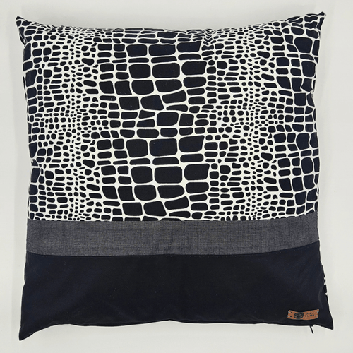 Image d'un coussin noir, blanc et gris avec tissu wax africain