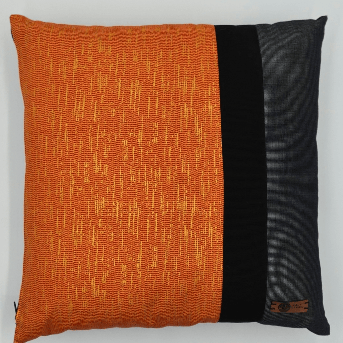 Image d'un coussin carré avec tissu wax africain de couleur orange