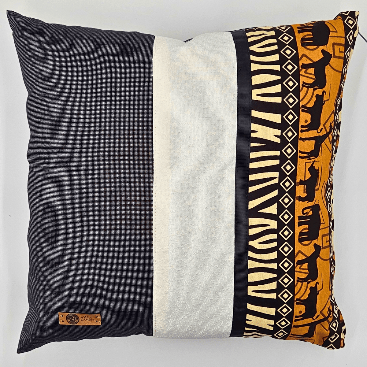 image d'un coussin avec tissu wax et tissu uni