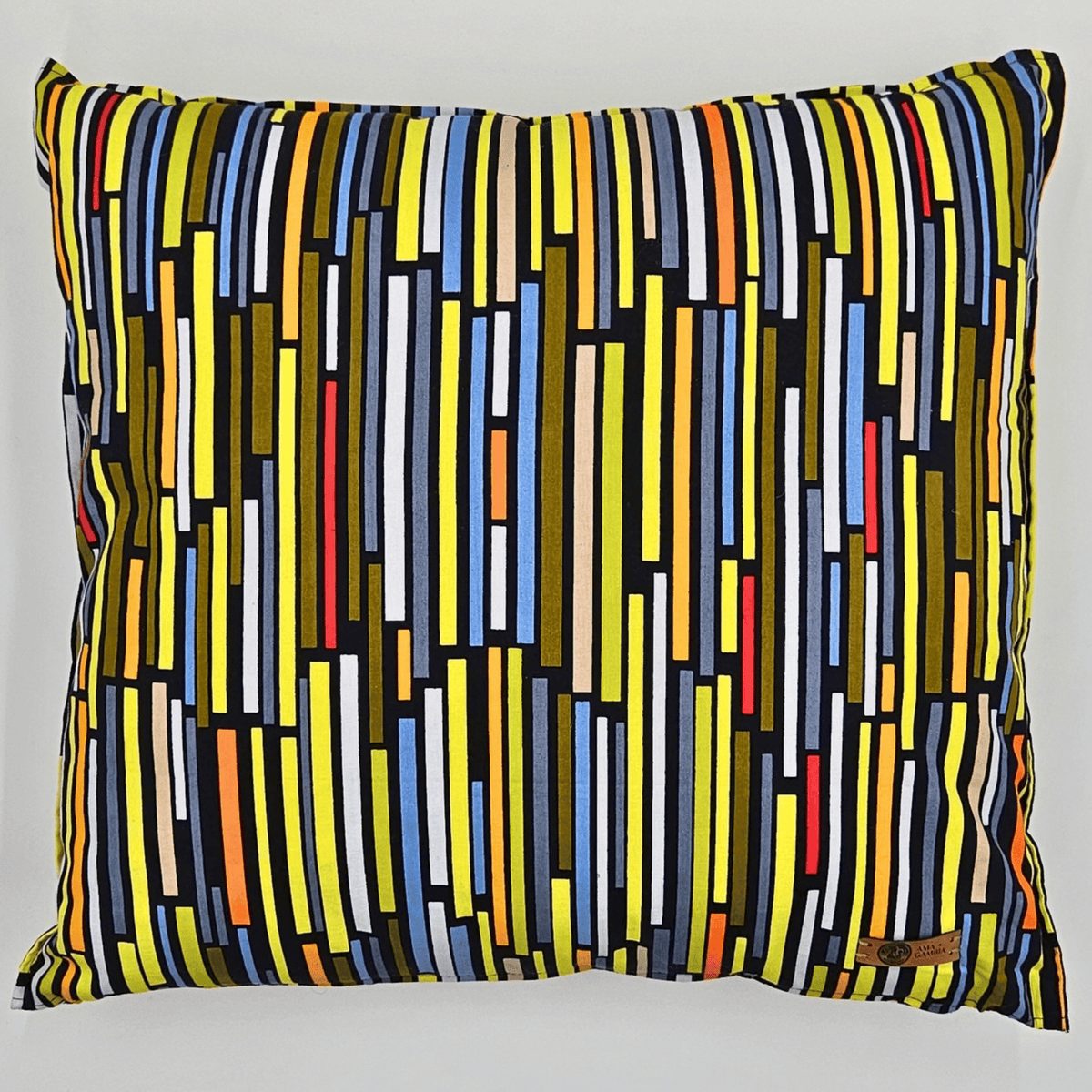 Image d'un coussin en tissu wax africain multicolore