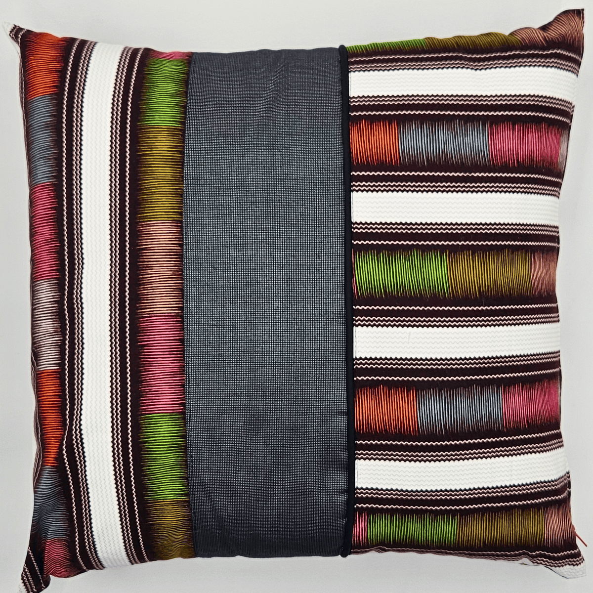 Image d'un coussin en wax africain et tissu gris uni