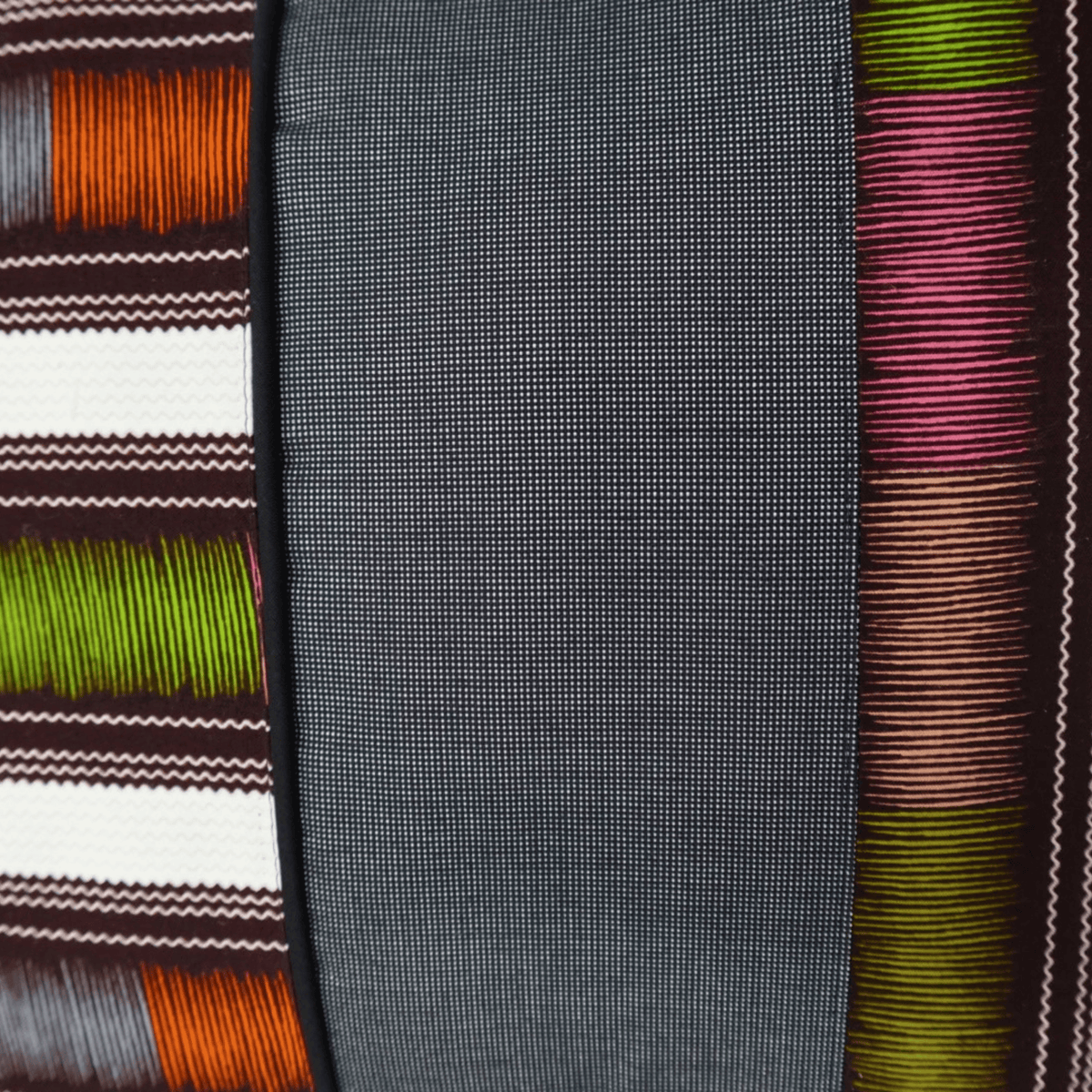Image des détails d'un coussin en wax multicolore