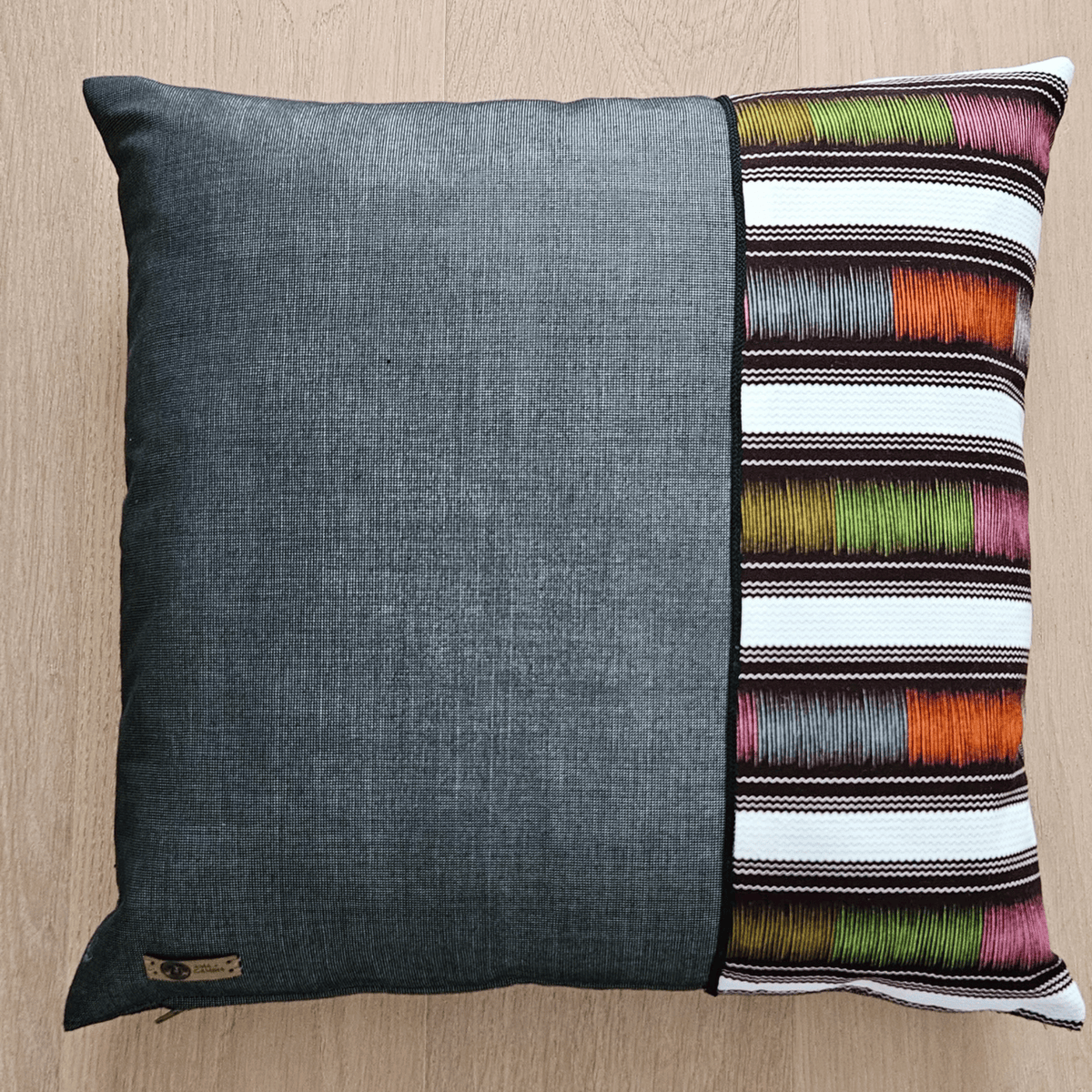 Image d'un coussin gris et wax africain