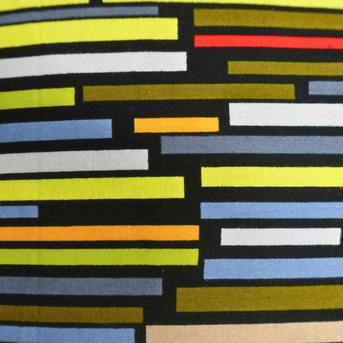 Image des détails d'un tissu wax multicolore d'un coussin