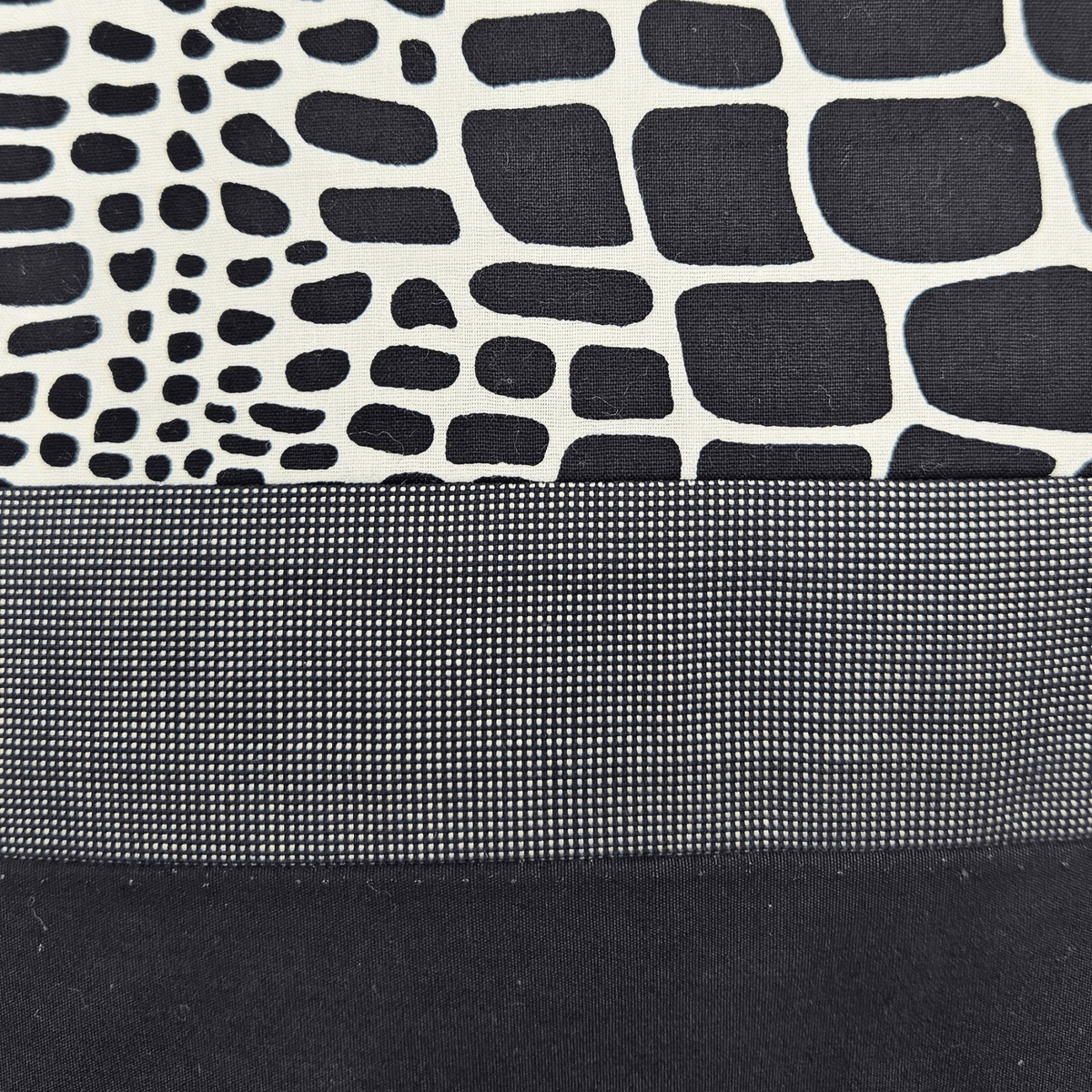 Image de trois tissus blanc, noir et gris pour coussin en wax