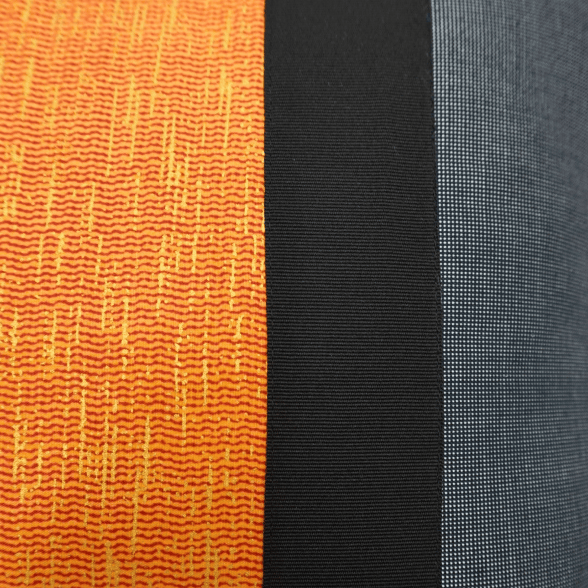 Image des détails d'une housse de coussin avec tissu wax orange