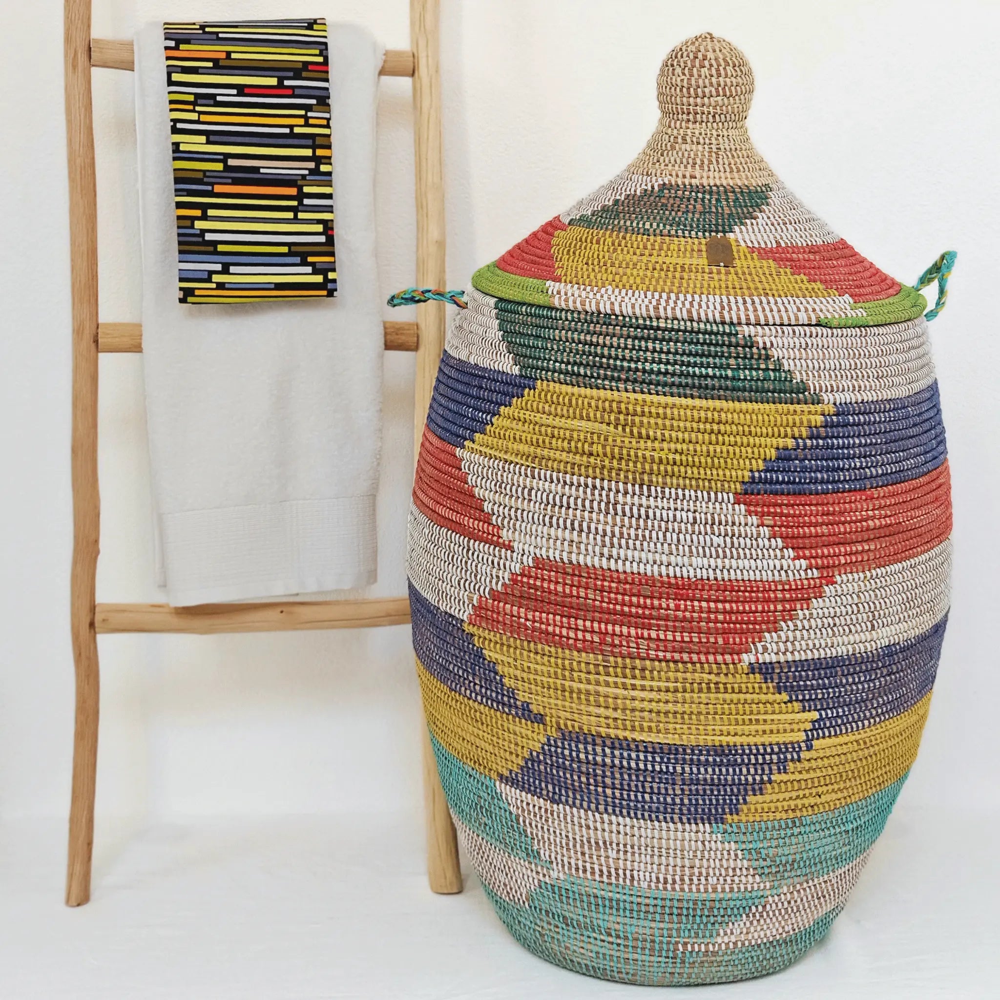 Image d'un panier à linge avec couvercle tressé multicolore fibres naturelles