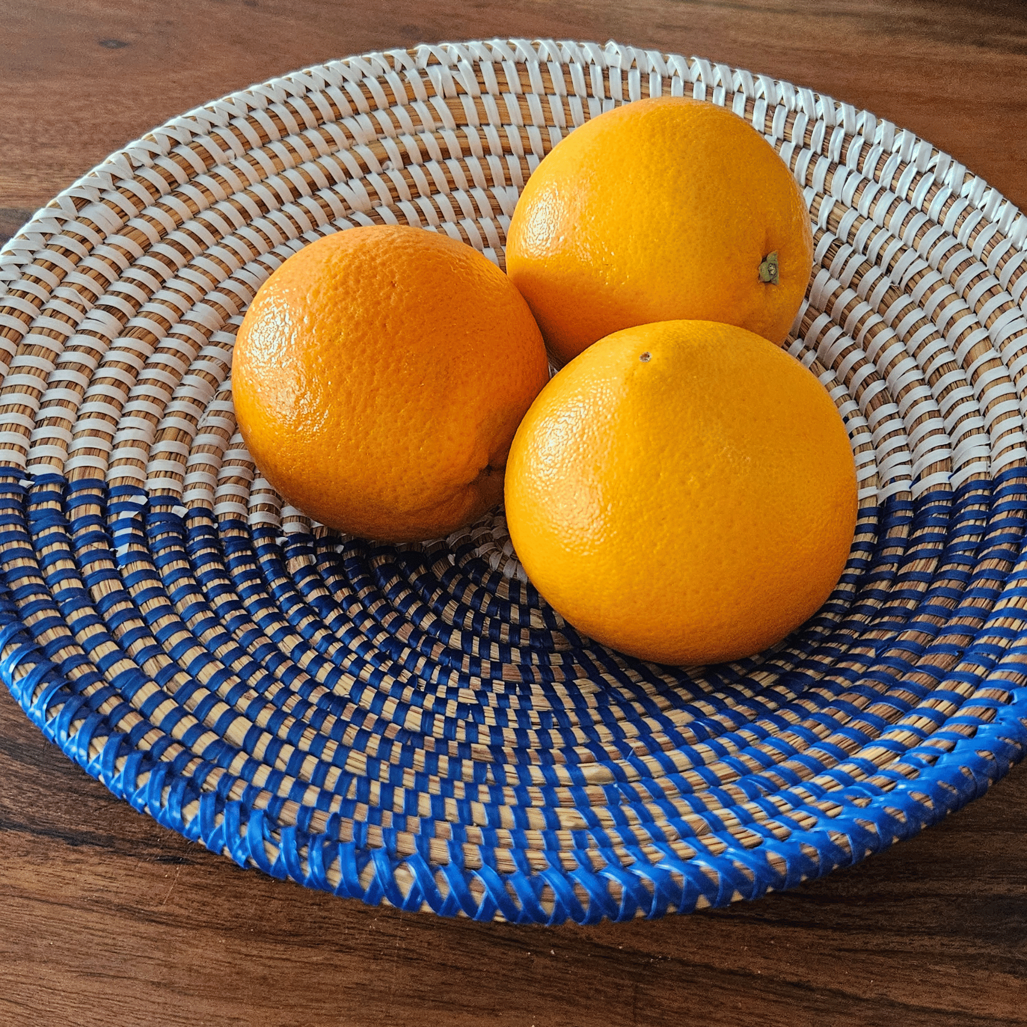 Image panier à pain ou à fruits rond tressé bleu et blanc