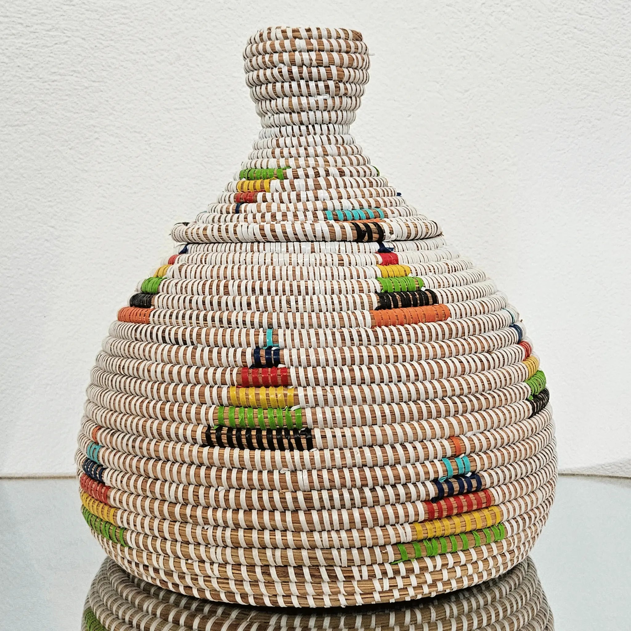 Image d'un panier blanc avec motifs de couleurs tressé avec couvercle