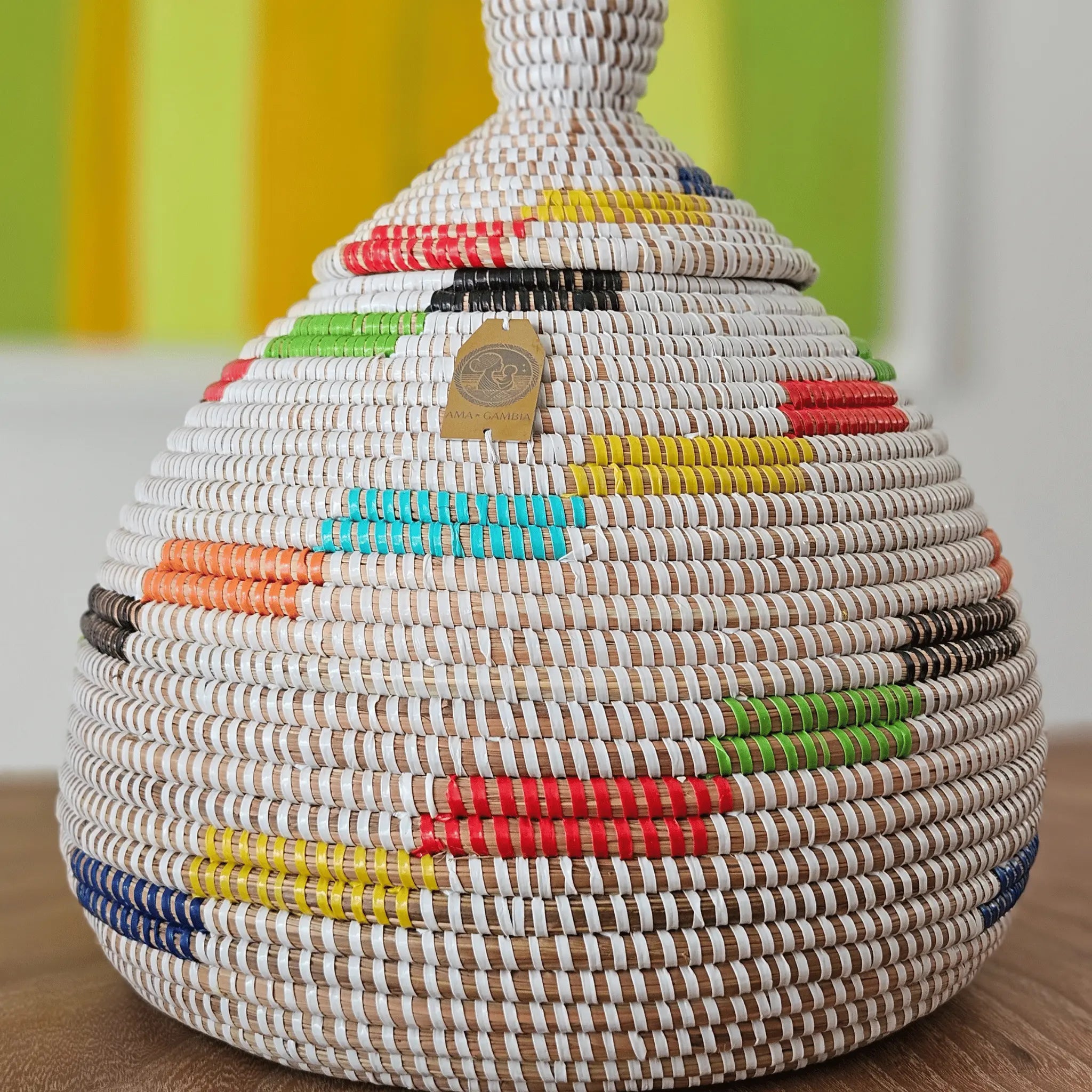 Image d'un panier de rangement et décoration blanc et motifs en couleurs taille moyenne avec couvercle 