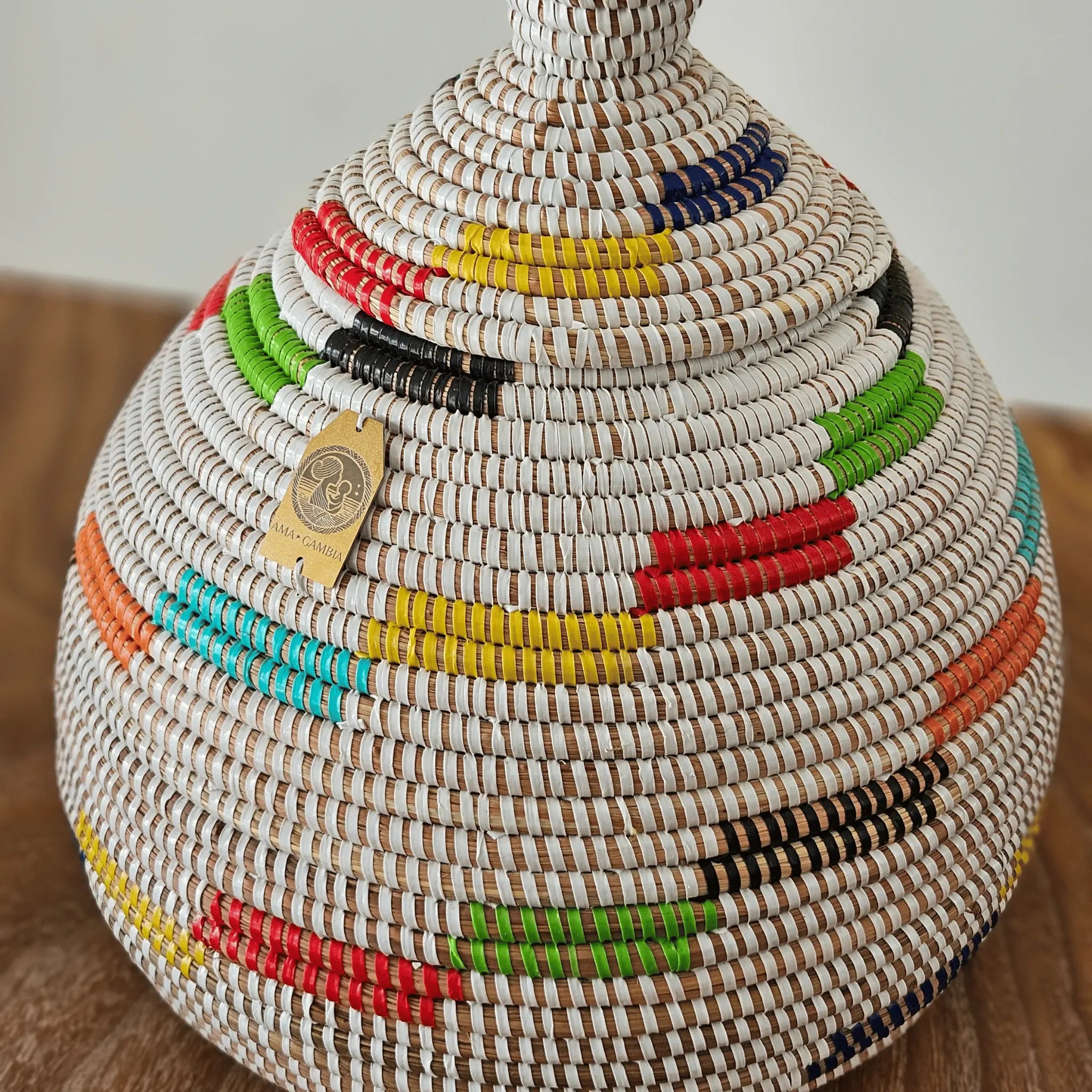 Image d'un panier rond avec couvercle blanc avec motifs de couleurs pour décoration et rangement