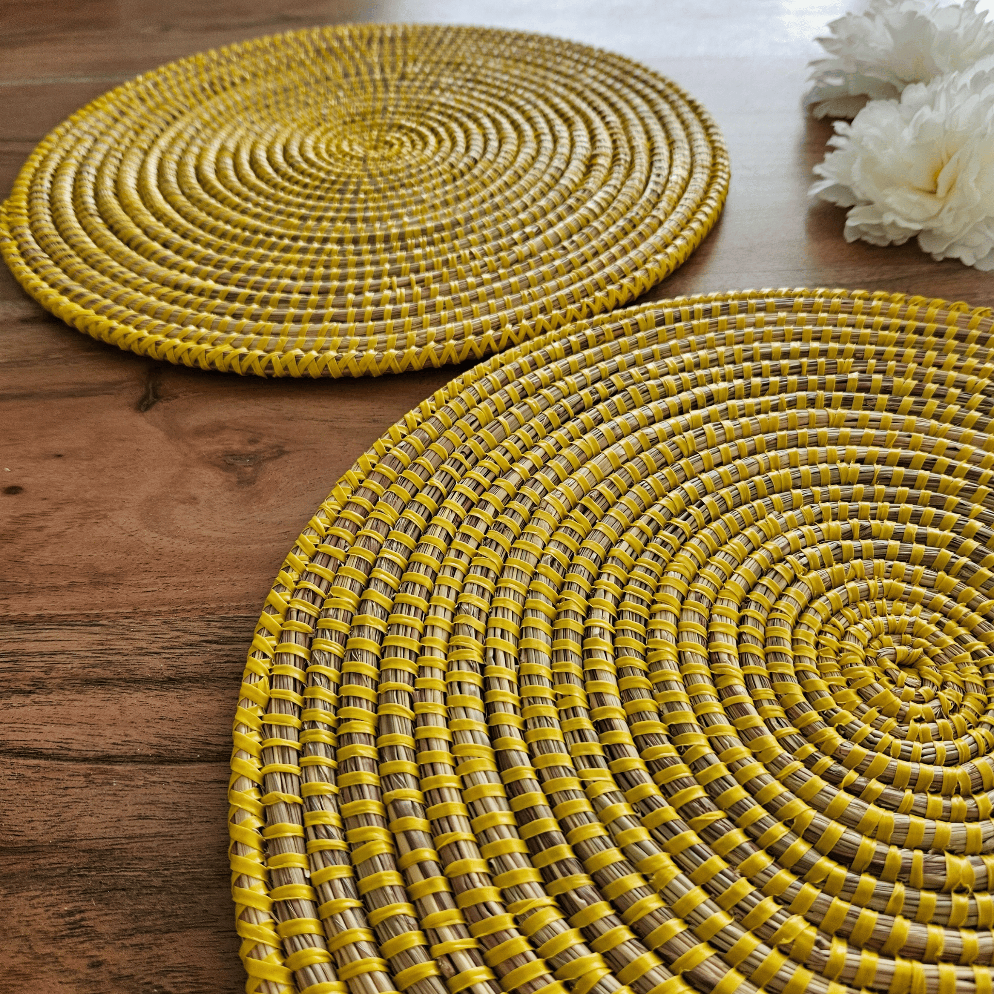 Image de deux sets de table ronds jaunes tressés