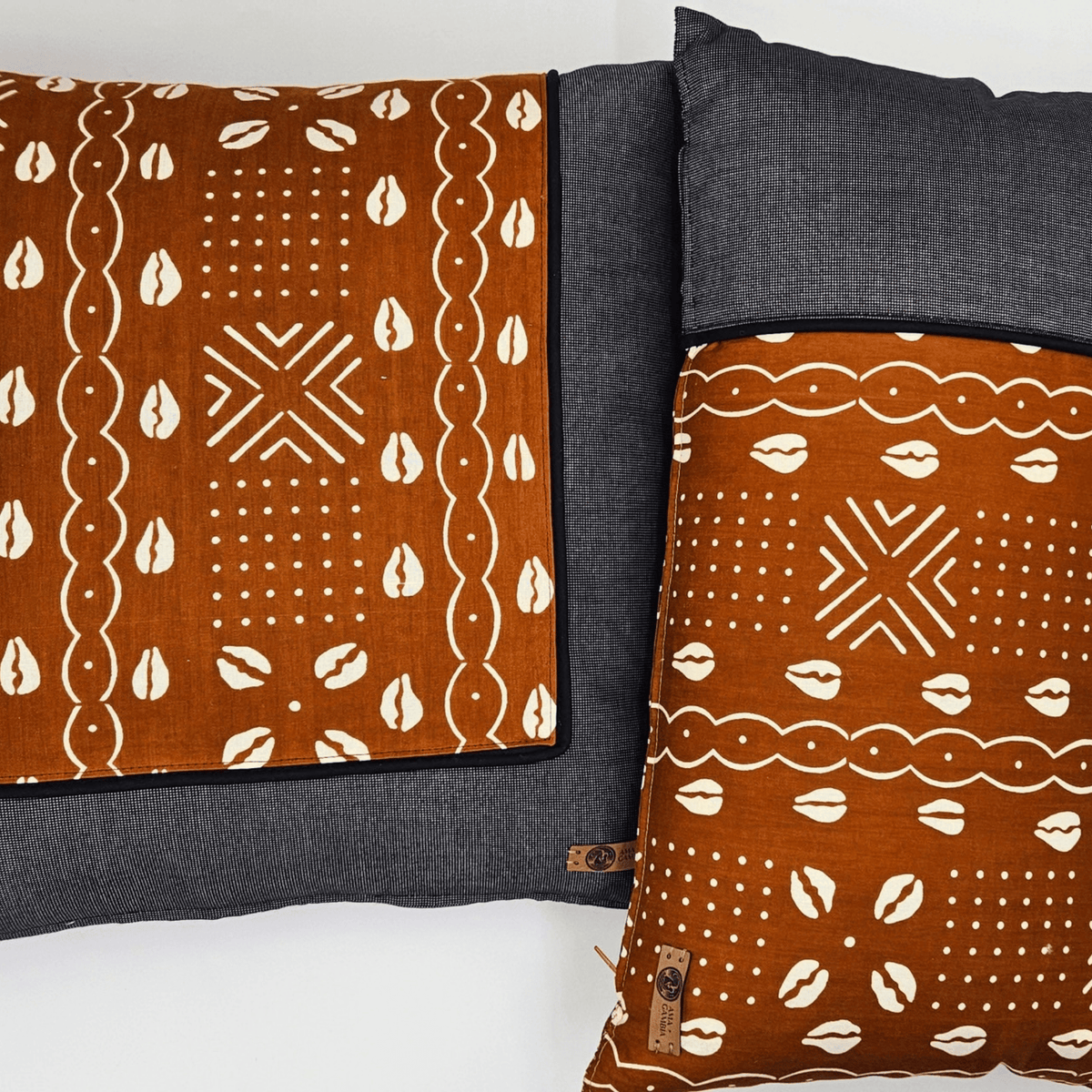 Image de deux coussins avec tissu wax africain brun et tissu gris uni